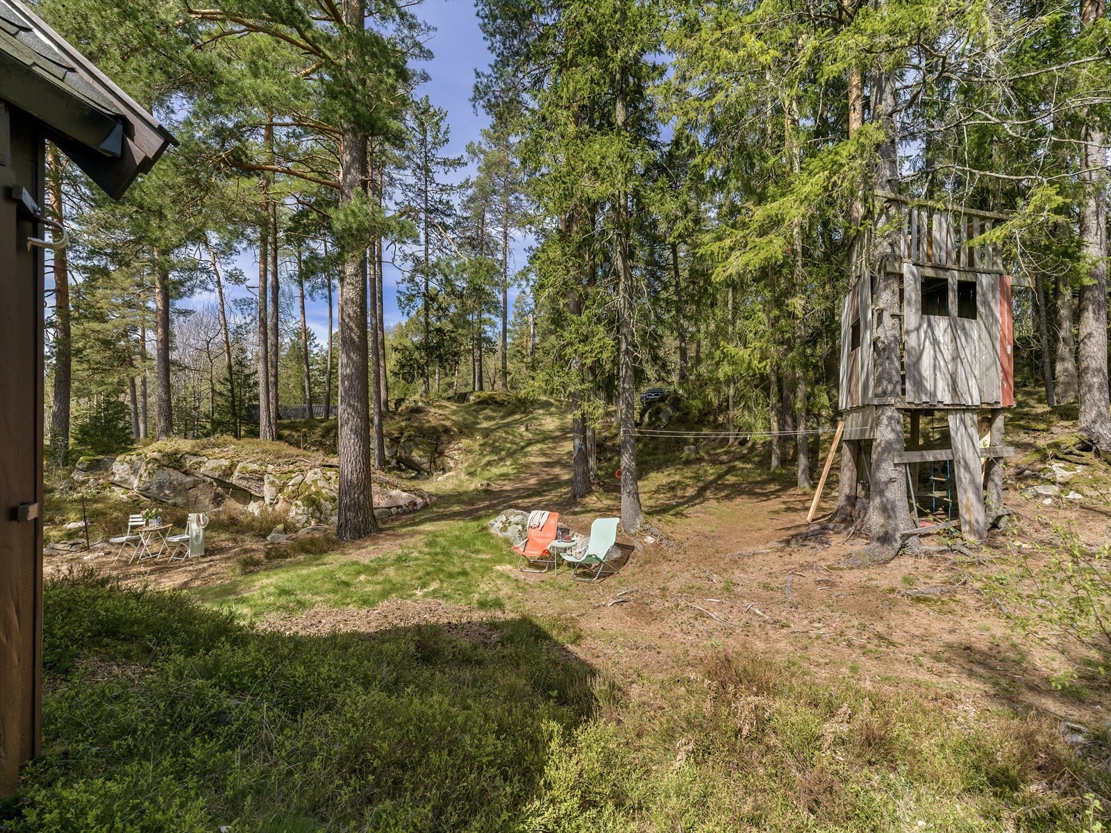 Eiendommen ligger på en naturtomt med skog og svaberg, som gir en usjenert og privat atmosfære. Galleribilde