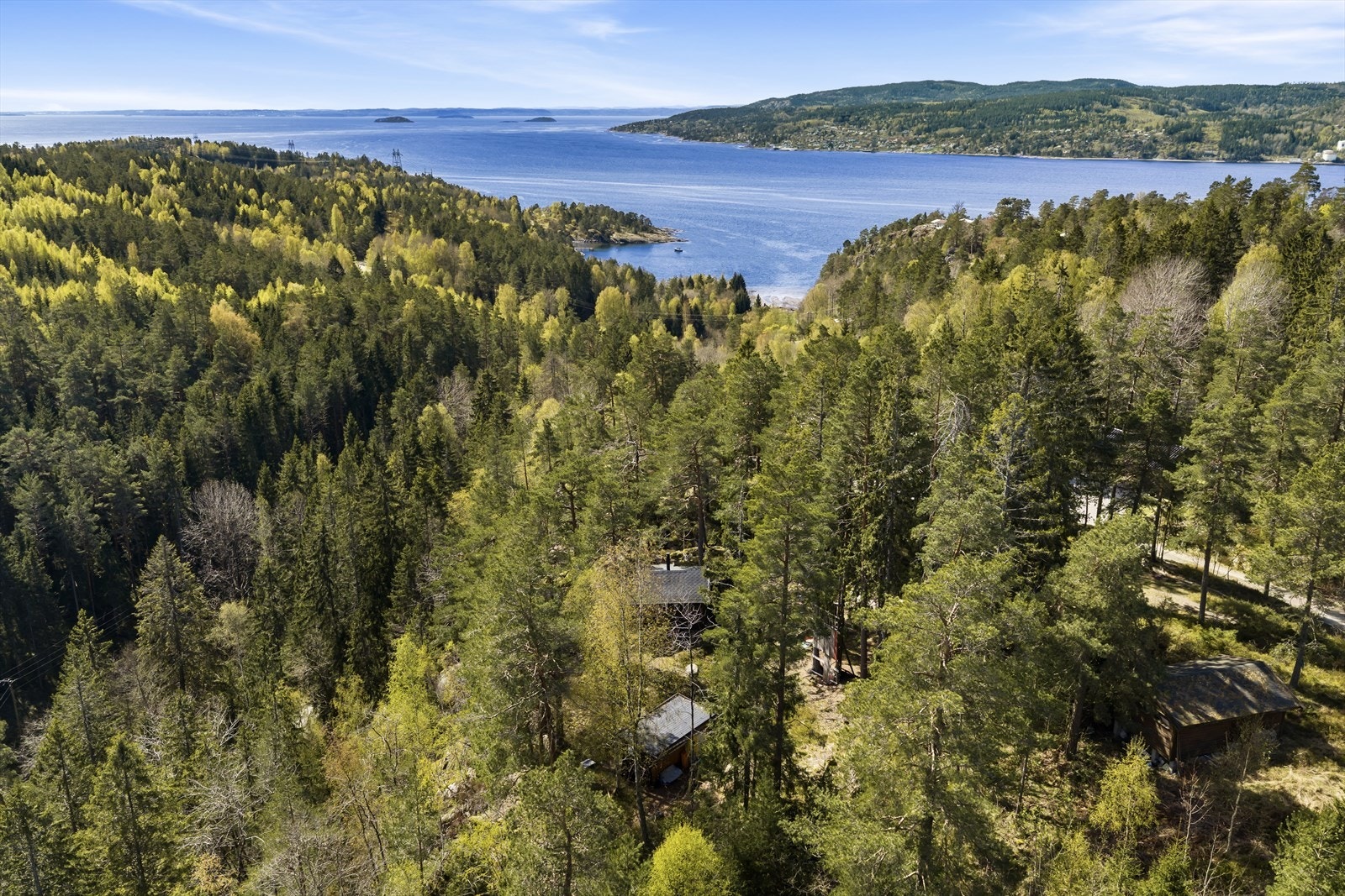Eiendommen ligger usjenert til i skogsterreng, med Oslofjorden og kyststien i gangavstand. Et idyllisk utgangspunkt for å utforske Hvitstens natur og sjarm. Galleribilde