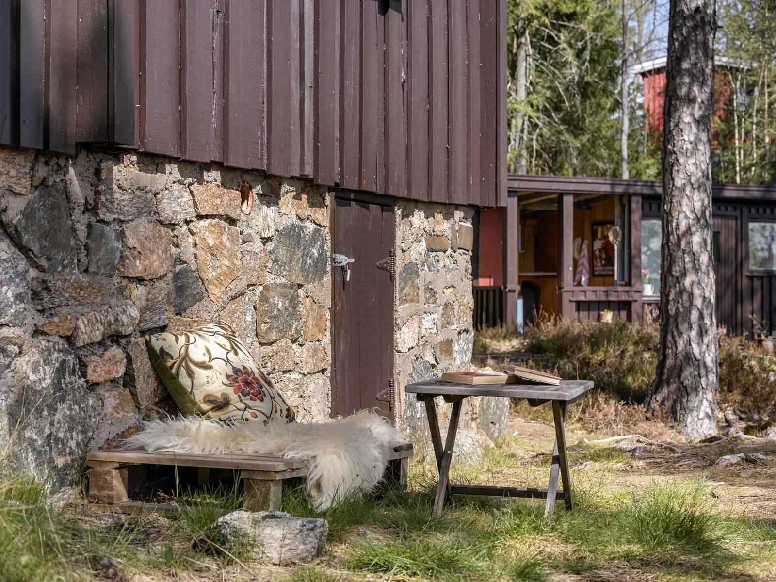 Hytta hviler på en solid grunnmur av naturstein. Galleribilde