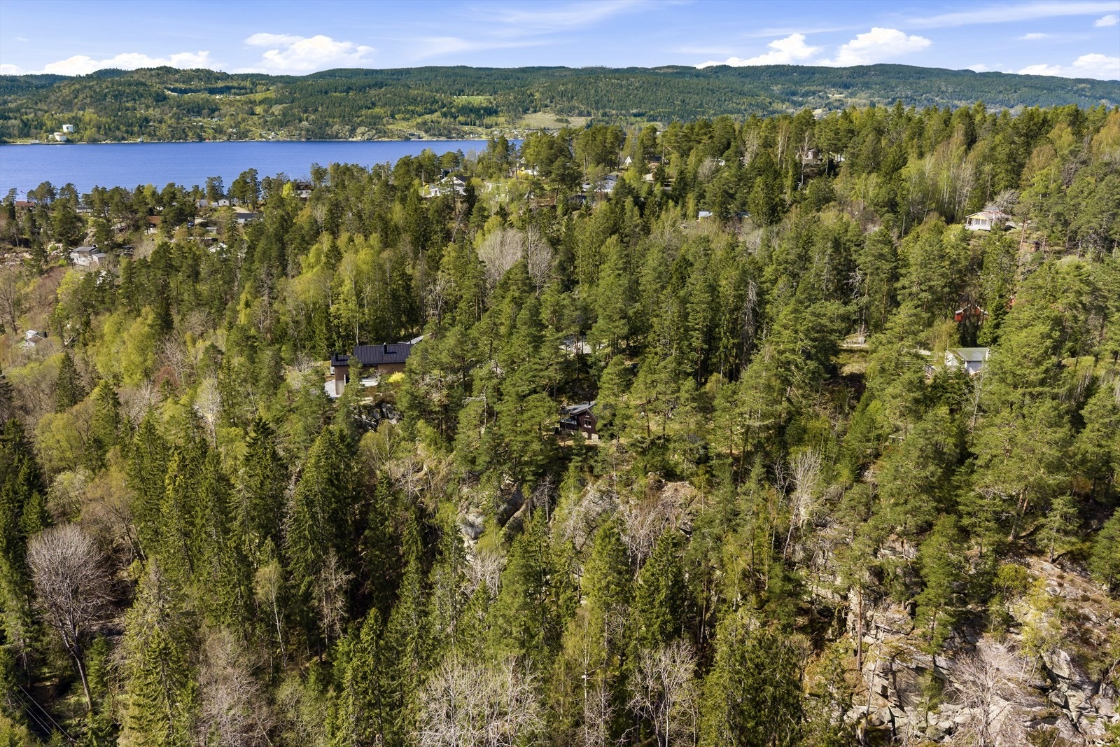 Hvitsten er kjent for sin vakre trehusbebyggelse og "sørlandske" sjarm. Galleribilde
