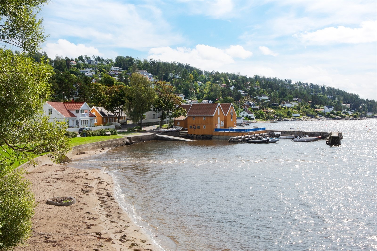 Hvitsten badeplass har fin sandstrand og plen ved enden av Hvitstenveien. Gode fiskemuligheter på Andersbrygga litt sør for badeplassen Galleribilde