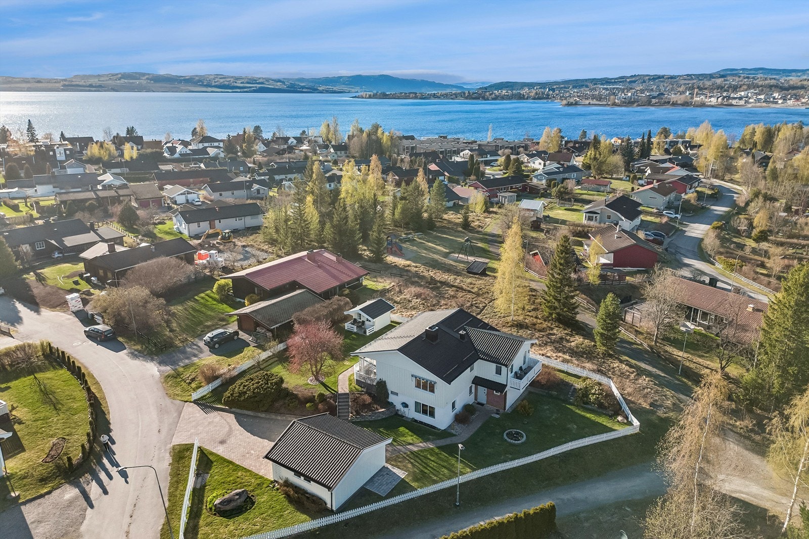 Eiendommen grenser mot friareale hvor det er opparbeidet lekeplass. Galleribilde