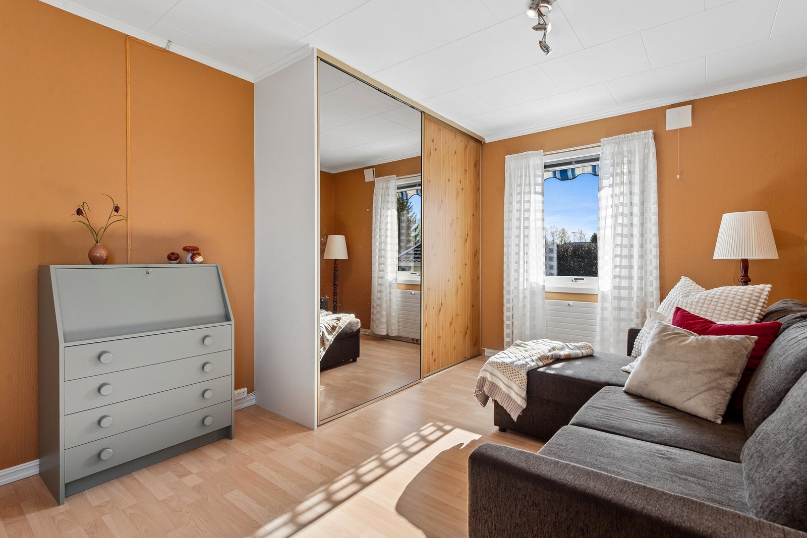 Soverom 1. etasje med stor skyvedørsgarderobe. Galleribilde