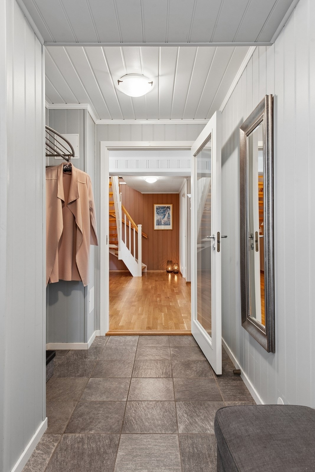 Entré sett mot gang og trapperom i kjelleretasjen. Galleribilde