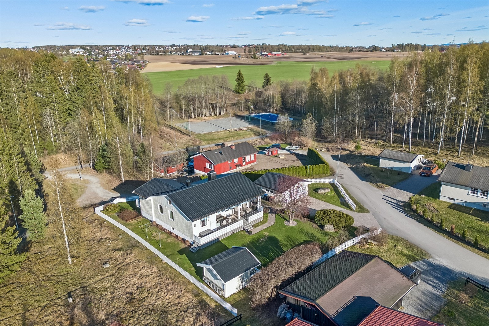 Det er kun 50 meter til innebandybane, ishockeybane og akebakk. Galleribilde