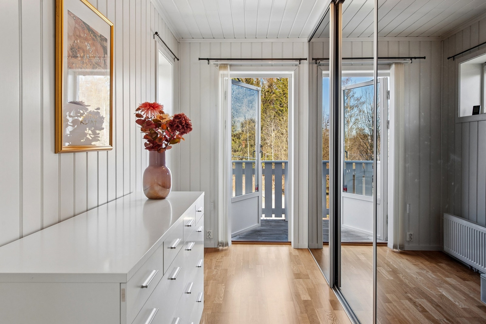 Soverom med utgang til balkong og stor skyvedørsgarderobe. Galleribilde