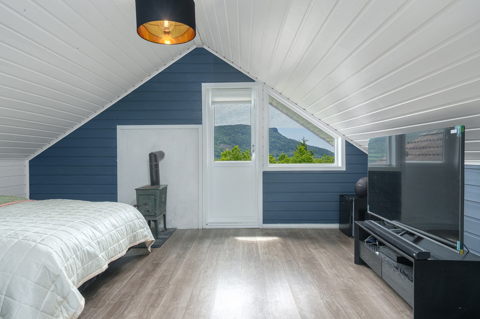 YON03197-blend Galleribilde