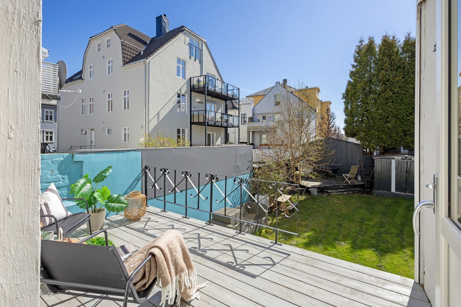 Utenfor kjøkkenet i første etasje ligger en solrik, koselig terrasse på 9 kvm. Galleribilde