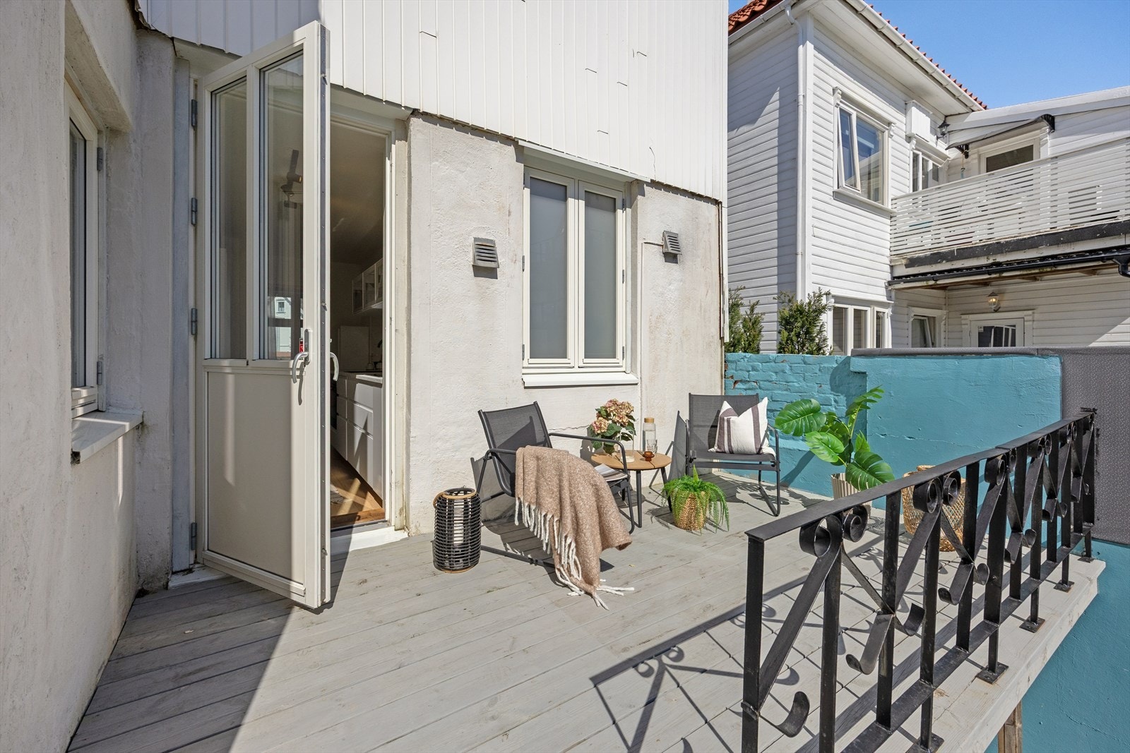 Terrassen ligger lunt, skjermet og tilbaketrukket, perfekt når man skal nyte solen. Galleribilde