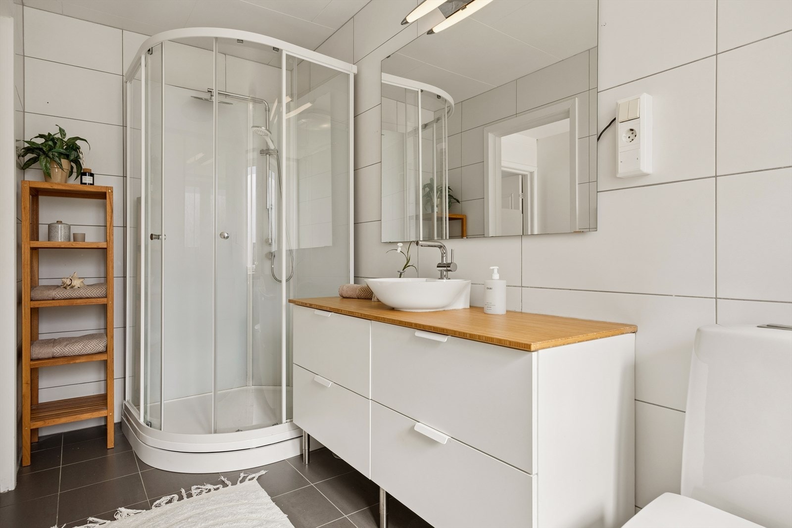 I 2021 fikk badet nytt toalett og stort dusjkabinett. Galleribilde