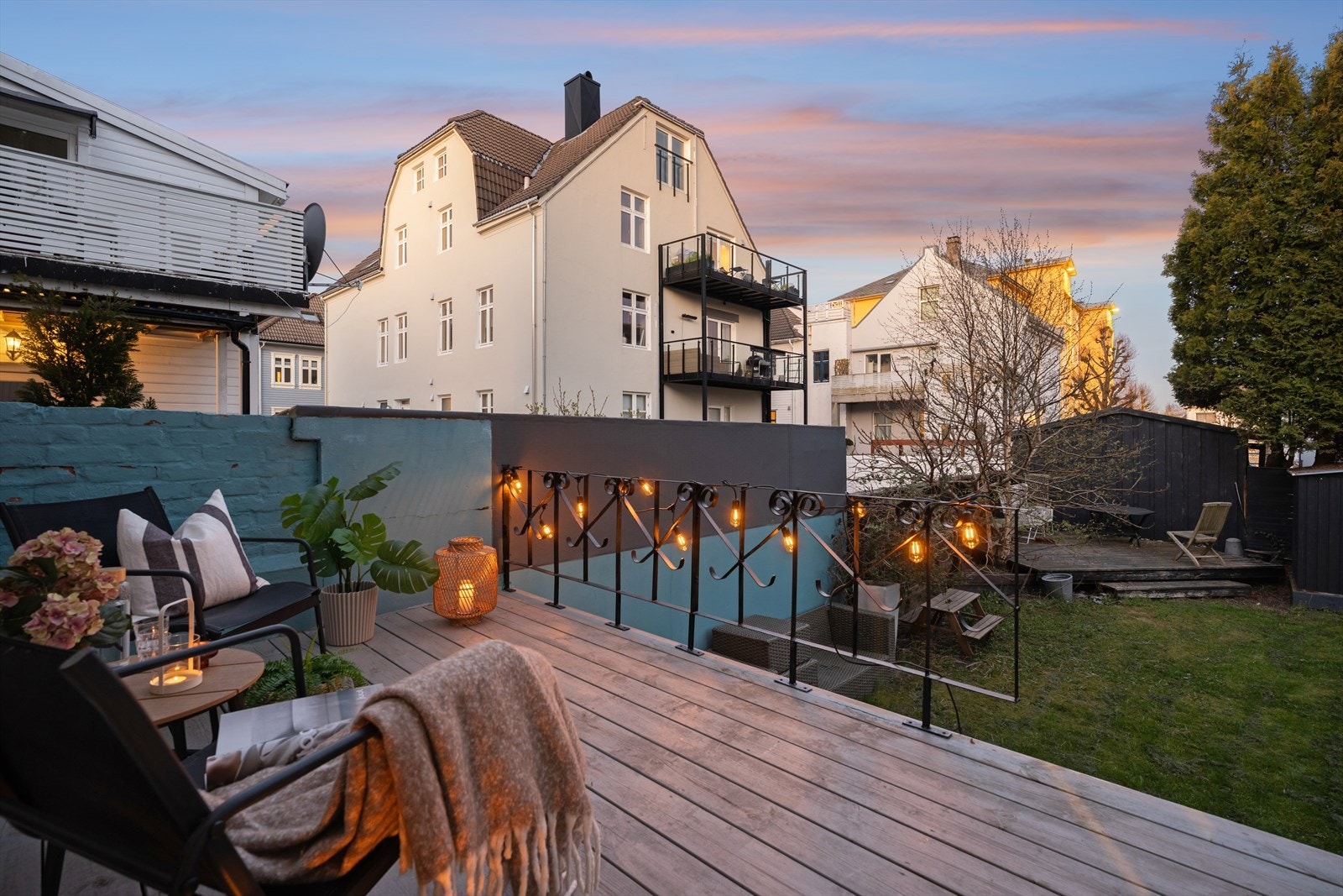 Boligens terrasse og hage ligger sørvendt og har svært gode solforhold. Galleribilde