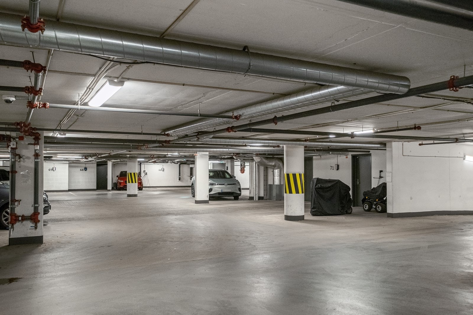 Garasjeplass nummer 42 følger leiligheten. I tillegg er det utleie av garasjeplasser i anlegget via TimePark. Galleribilde