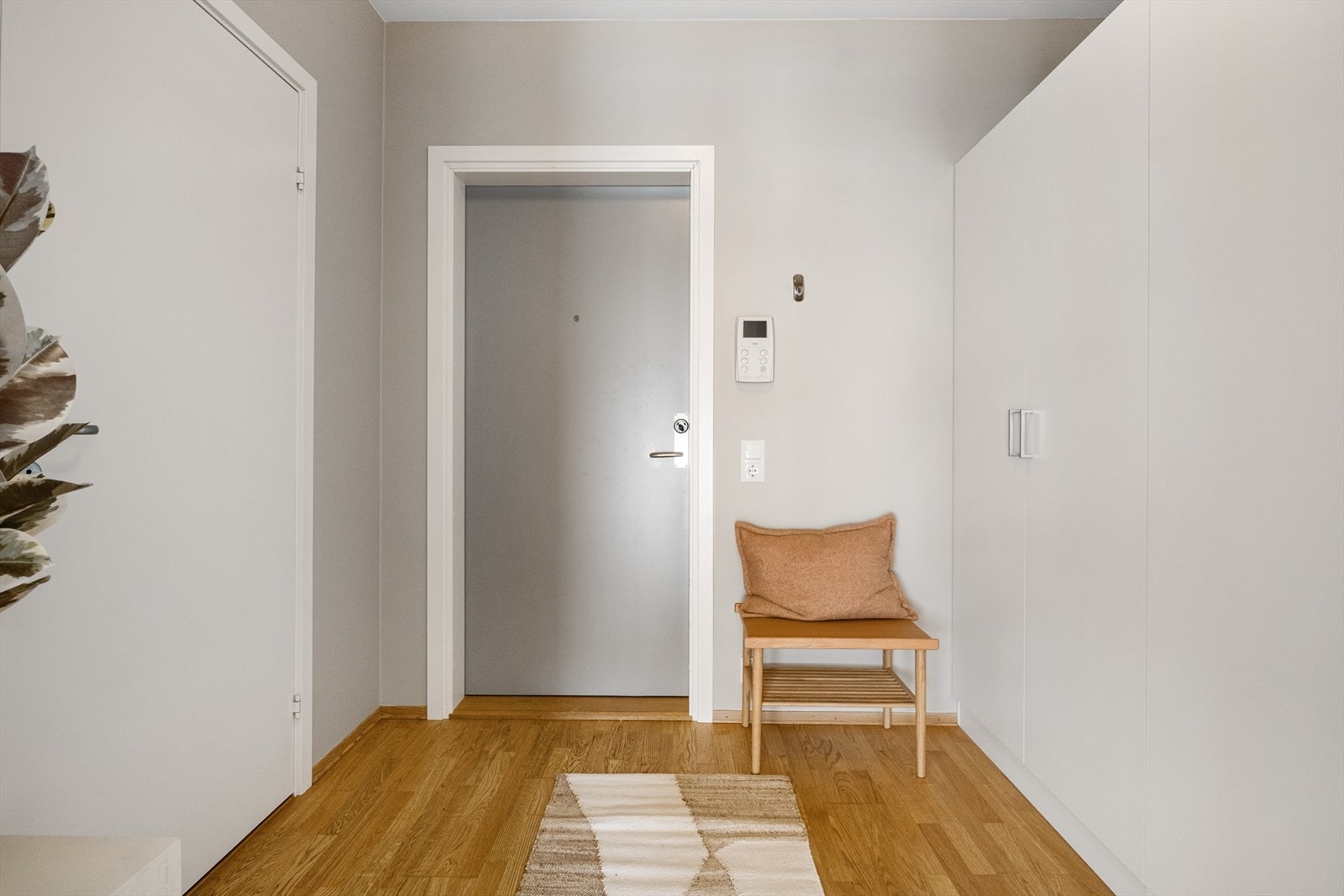 Velkommen inn! Entréen består av dobbelt garderobeskap. Galleribilde