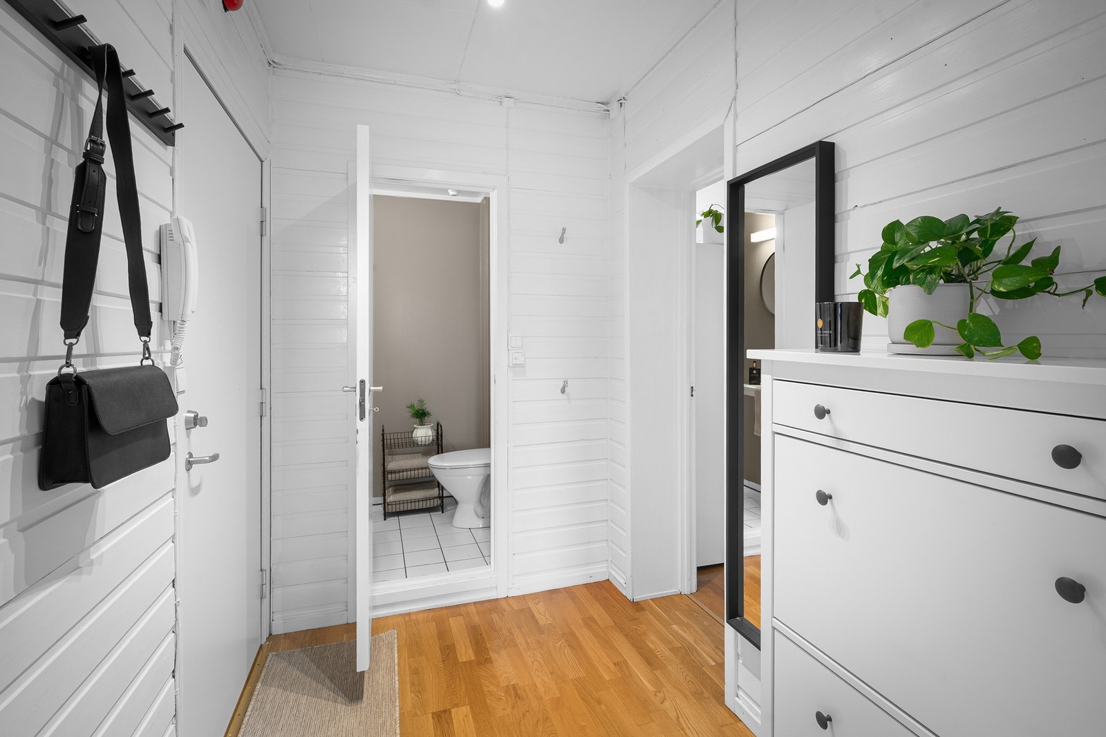 Lys entré med plass til oppbevaring og enkel adkomst til boligens øvrige rom. Galleribilde