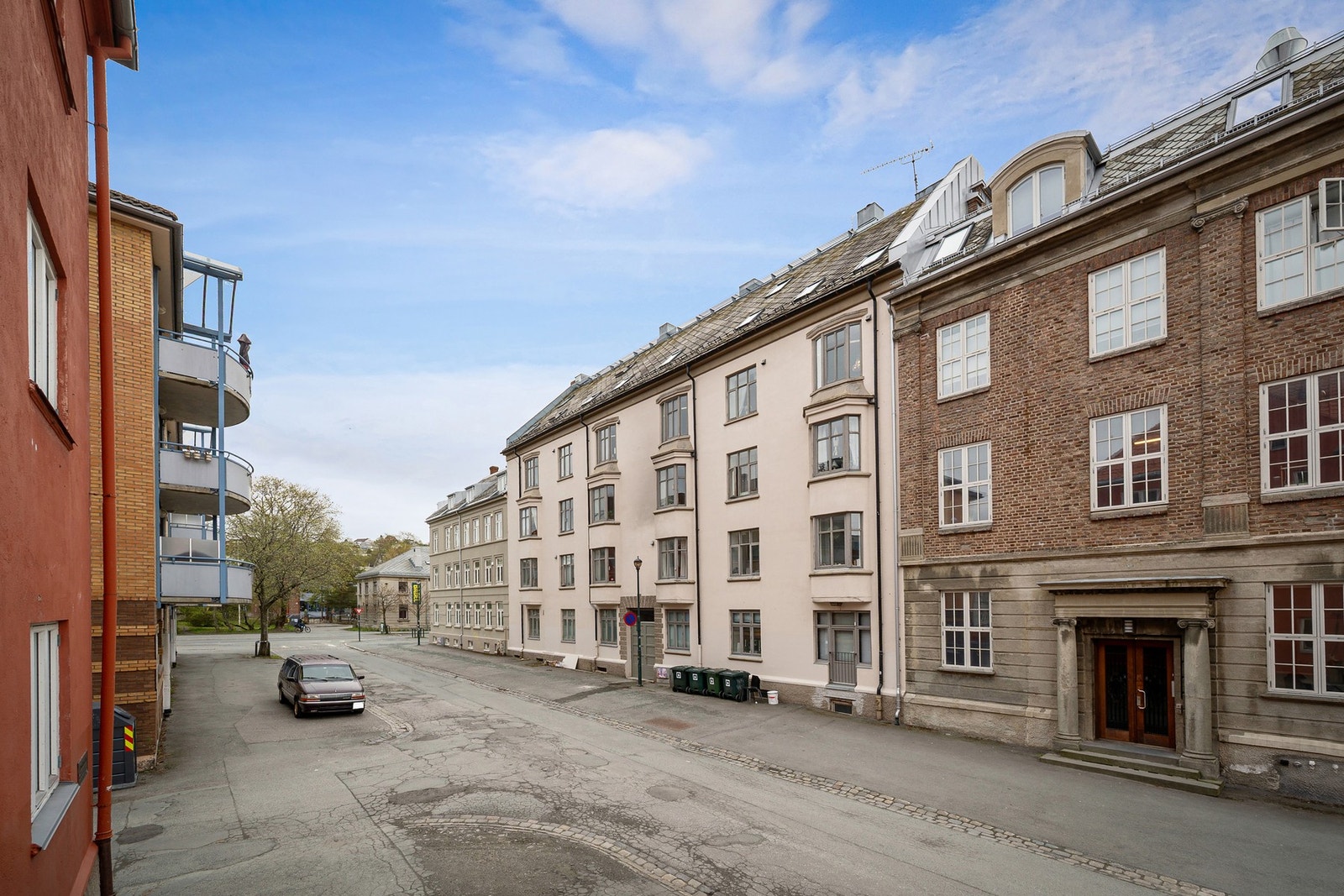 Boligen ligger i en rolig gate med lite trafikk med klassisk bybebyggelse. Galleribilde