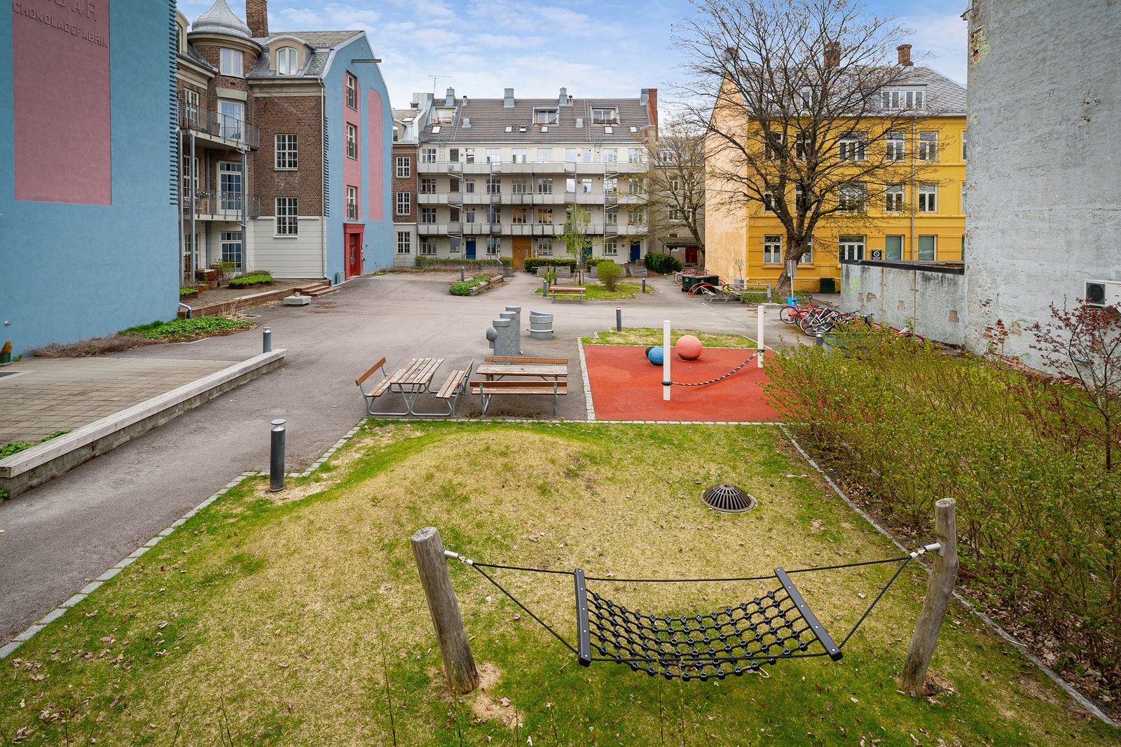 Felles uteområde med sitteplasser og lekeapparater - perfekt for både små og store. Galleribilde