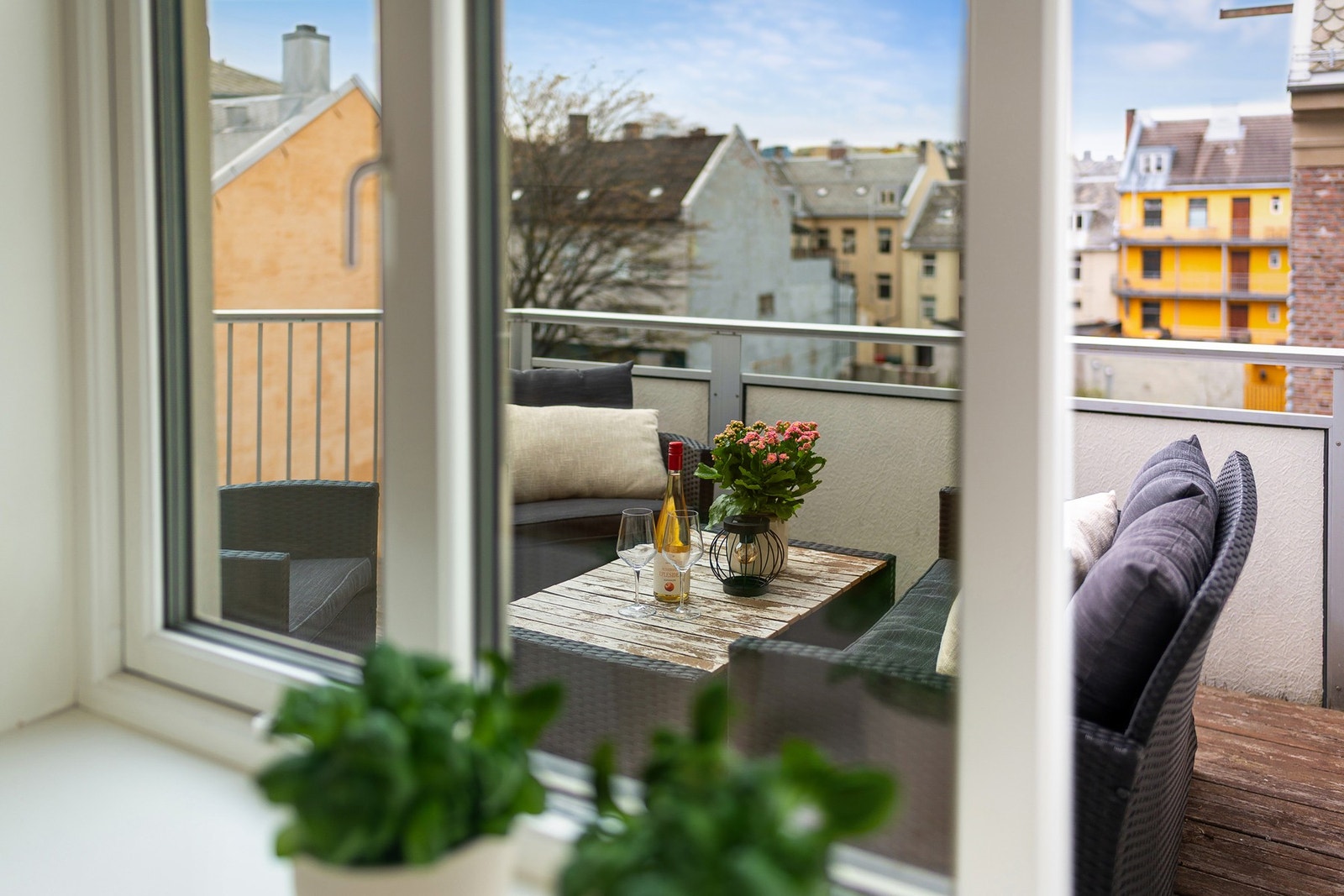 Kjøkkenvinduet vender mot balkongen, som byr på en lun og innbydende uteplass. Galleribilde