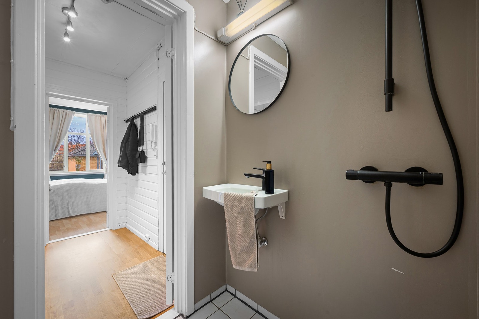 Badet ligger praktisk tilknyttet entré og soverom, med enkel adkomst fra boligens øvrige rom. Galleribilde