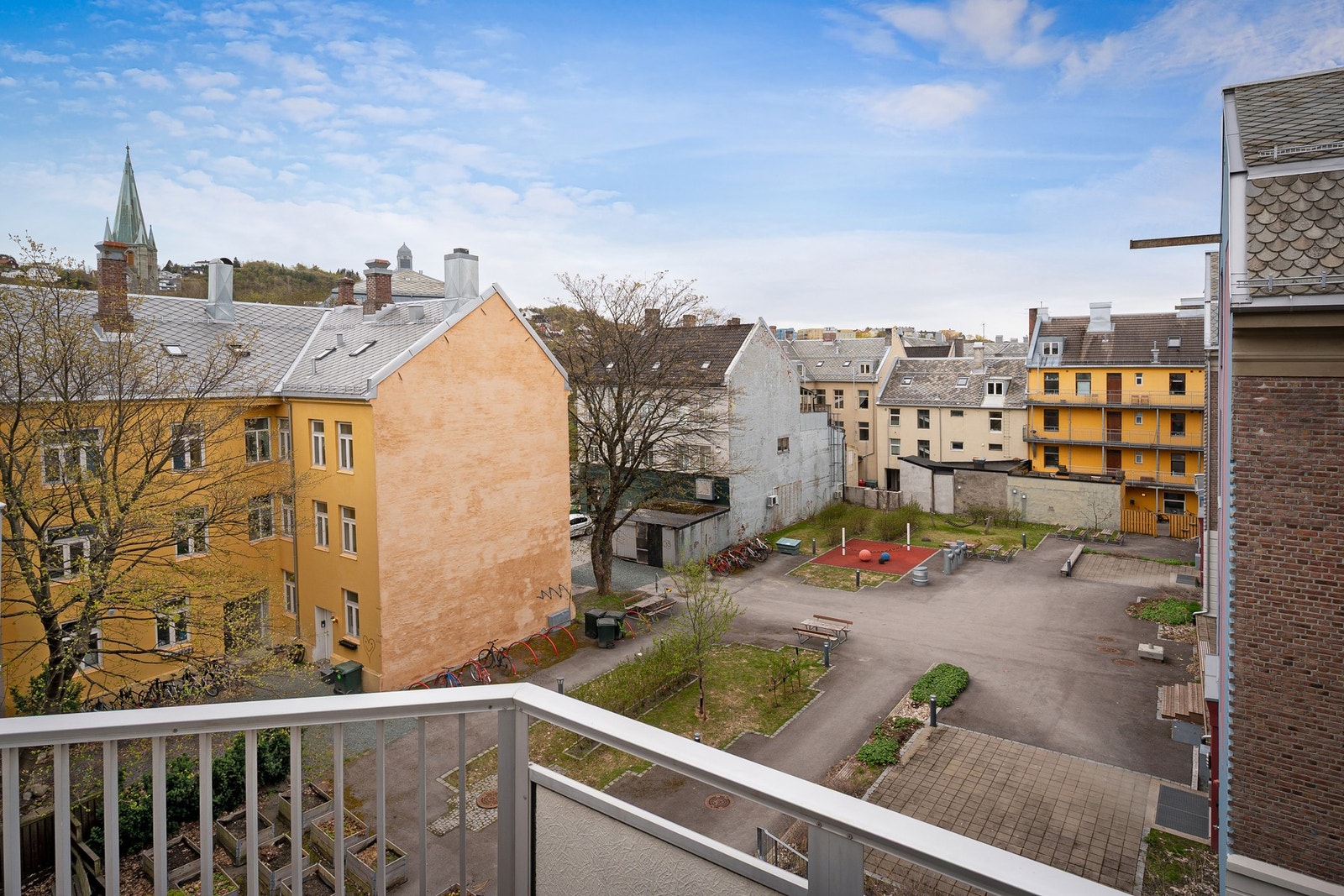 Uteplassen har en fin beliggenhet i høyden med utsyn over nærområdet. Galleribilde