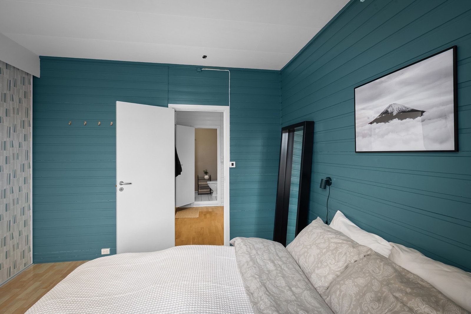 Soverommet på hele 13,5m² og har god plass til dobbeltseng og øvrige møblementer. Galleribilde