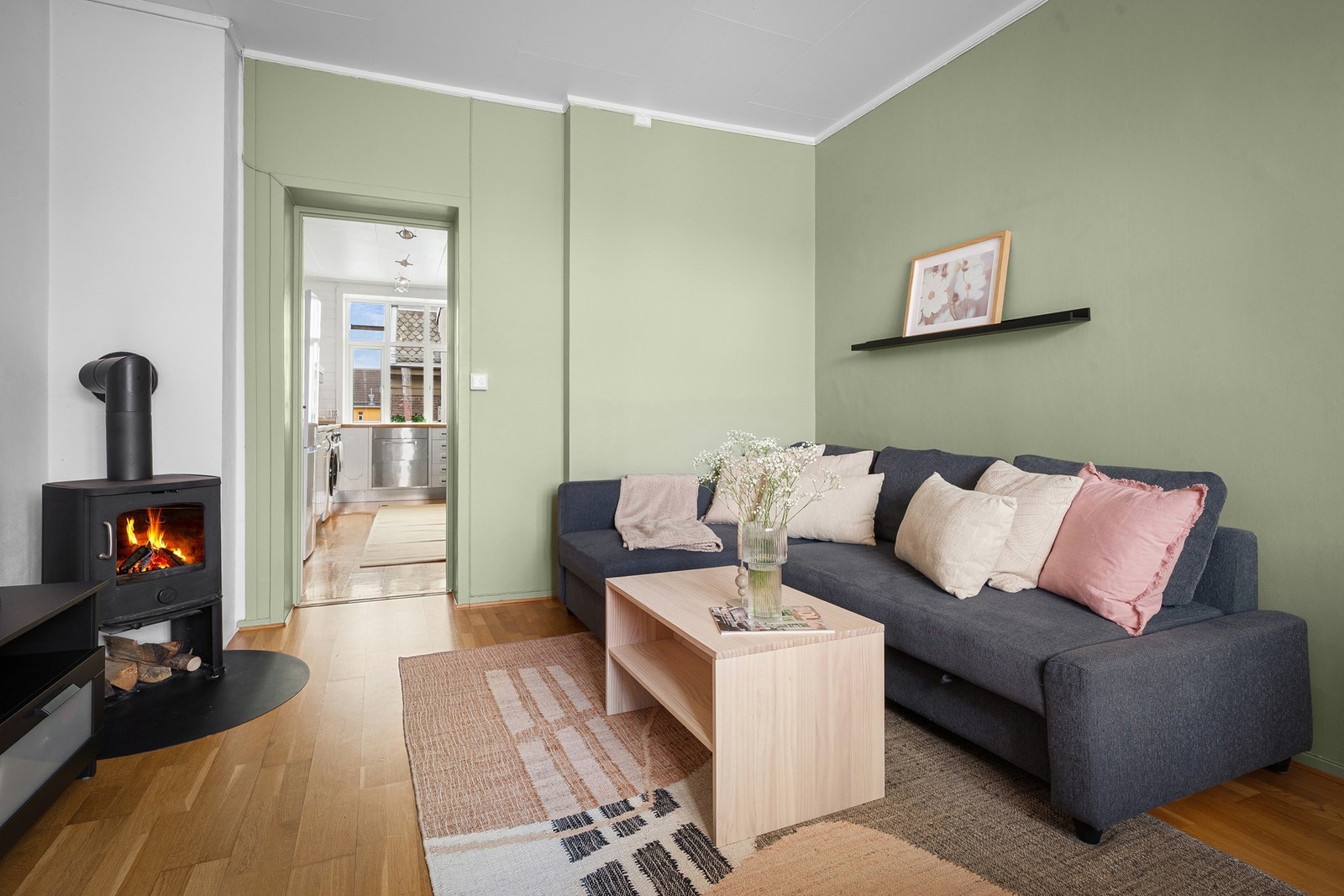Leiligheten ligger i byggets 4. etasje og er på 55m² BRA med en gjennomtenkt planløsning med separat kjøkken, romslig stue og et stort soverom. Galleribilde