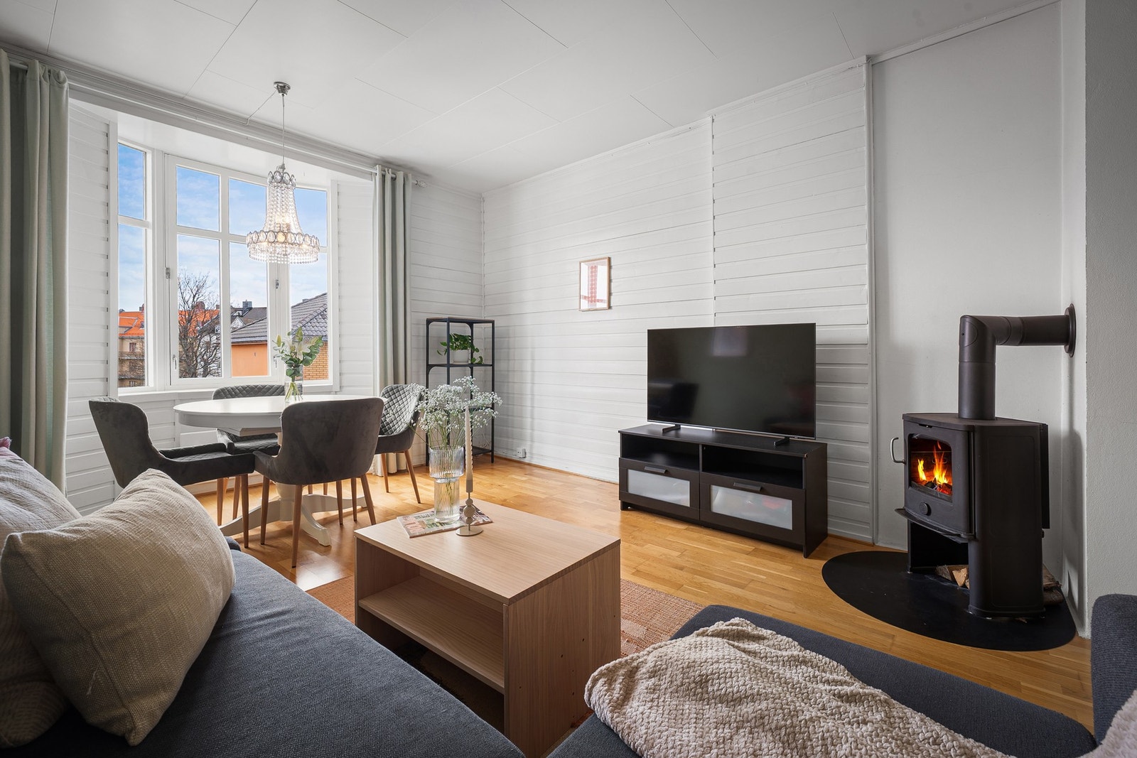 Stuen har god plass til både sofagruppe og spisebord, med store vindusflater som slipper inn rikelig med naturlig lys. Galleribilde