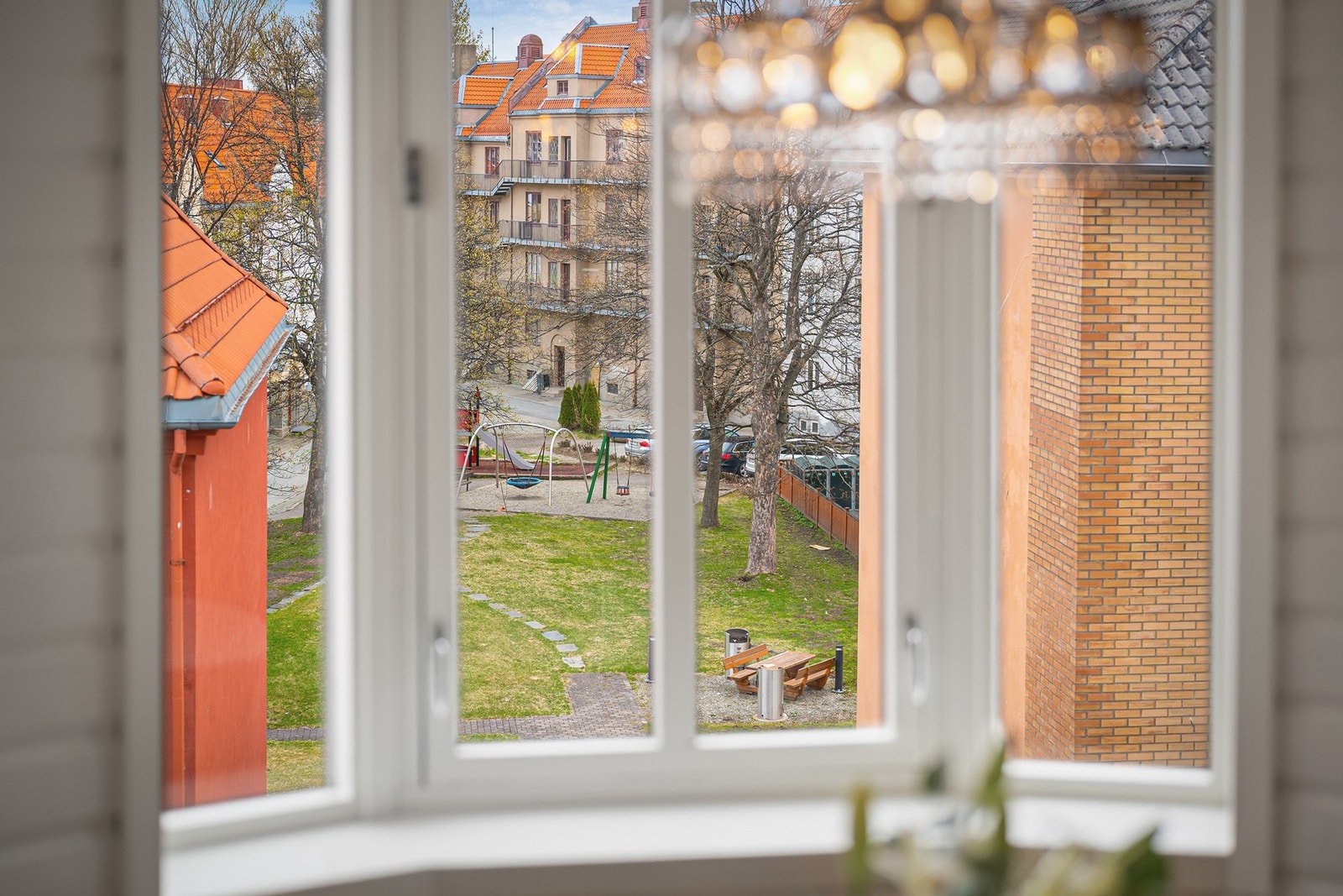 Fra stuen har du hyggelig utsyn til rolig bakgård med grønne omgivelser og gode utearealer. Galleribilde