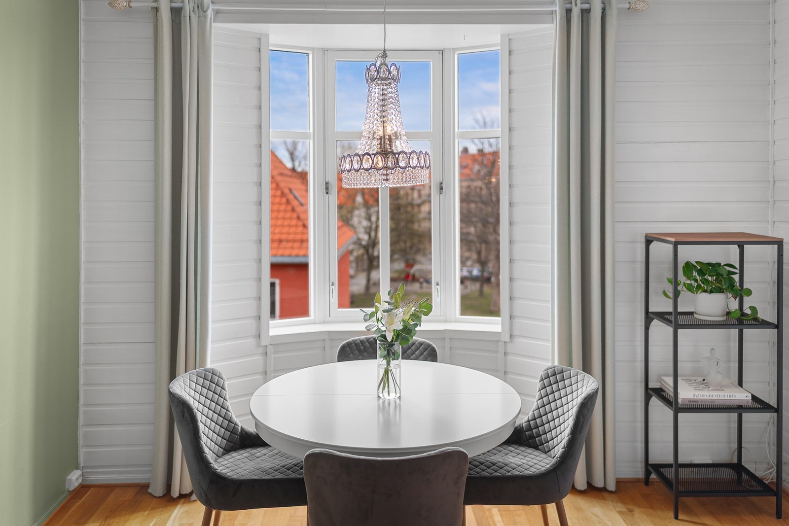 Spiseplassen finner sin naturlige plassering i enden av stuen, og er perfekt for både hverdagsmåltider og gjester. Galleribilde