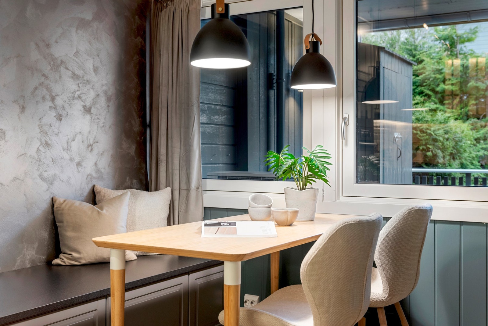 Plass til spisebord like ved vinduet på kjøkkenet. Galleribilde