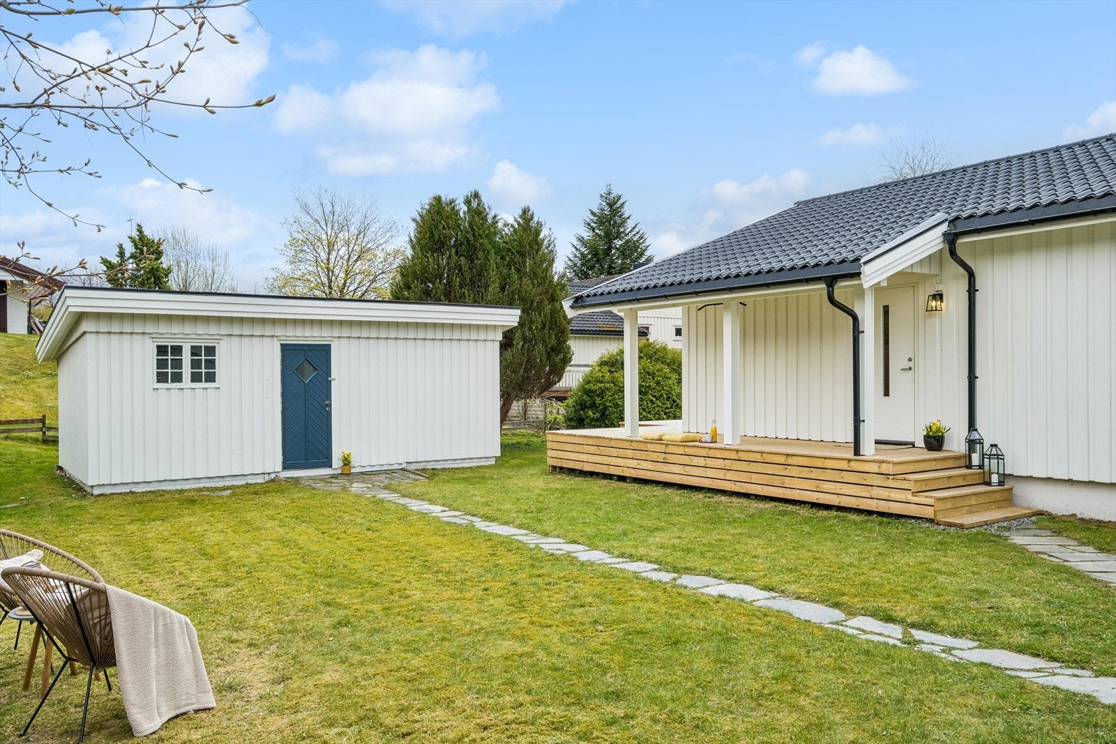 Trivelige utearealer med bod/uthus Galleribilde