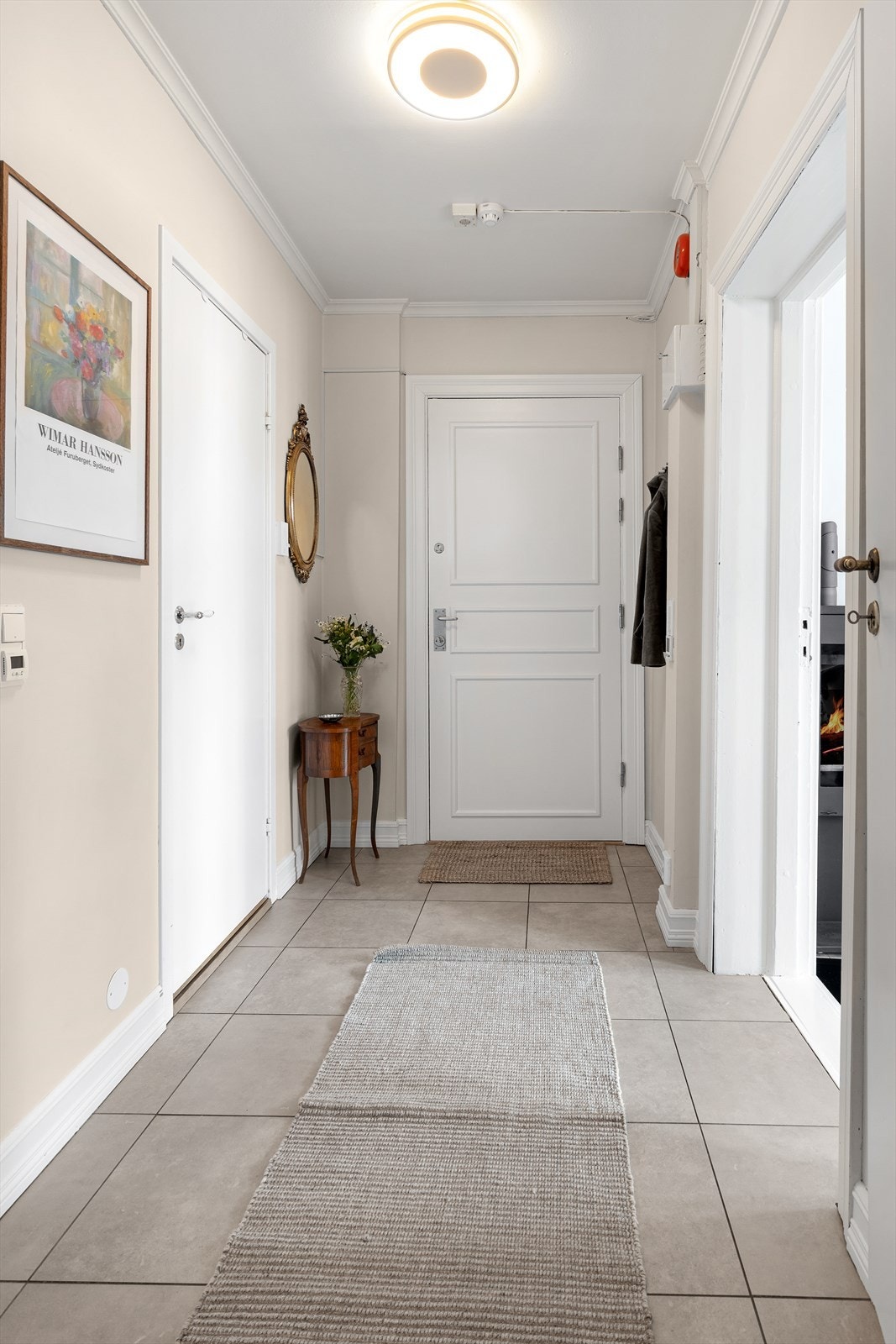 Velkommen inn til en romslig og innbydende entré med varme i gulv og god plass til å henge fra seg yttertøyet. Galleribilde