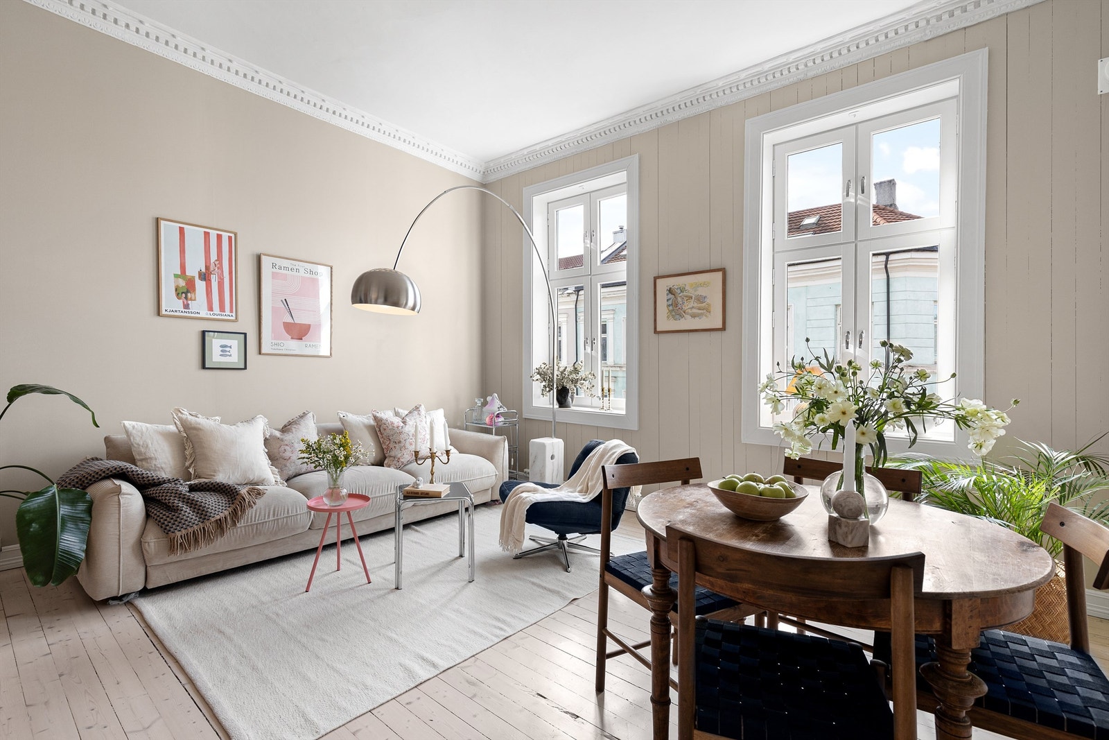 Leiligheten er gjennomgående og har en god planløsning som består av entré og bad, to soverom, kjøkken og stue. Galleribilde