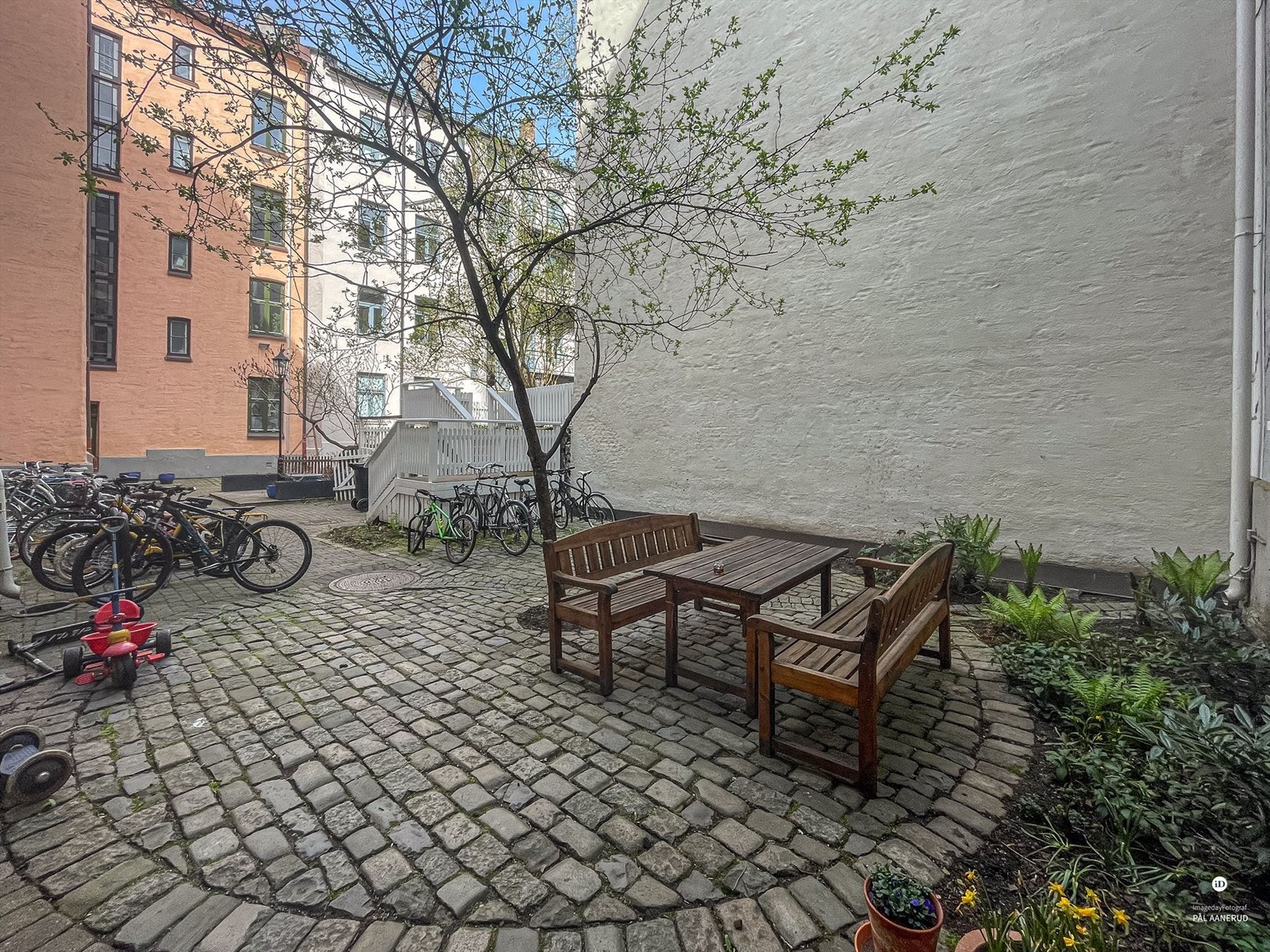 Borettslaget har en hyggelig bakgård som kan benyttes av beboerne. Galleribilde