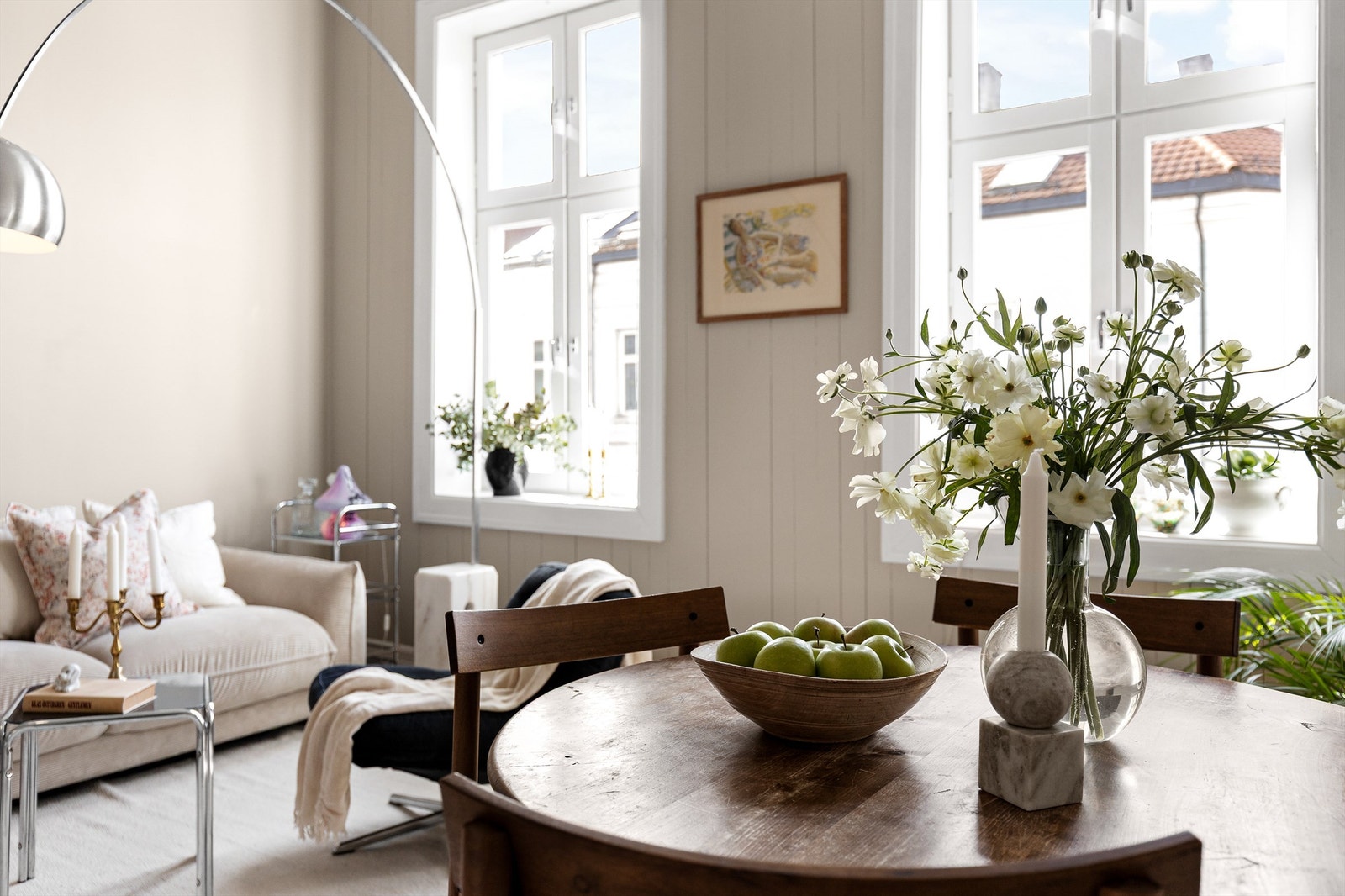 Stuen er enkel å innrede og har god plass til sofagruppe og spisebord. Galleribilde