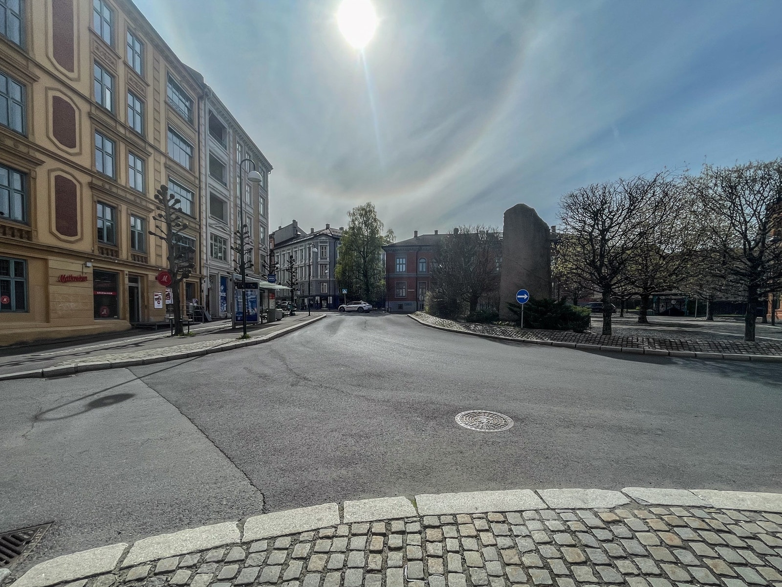 Her finner du også nærmeste busstopp, med samme navn. Galleribilde