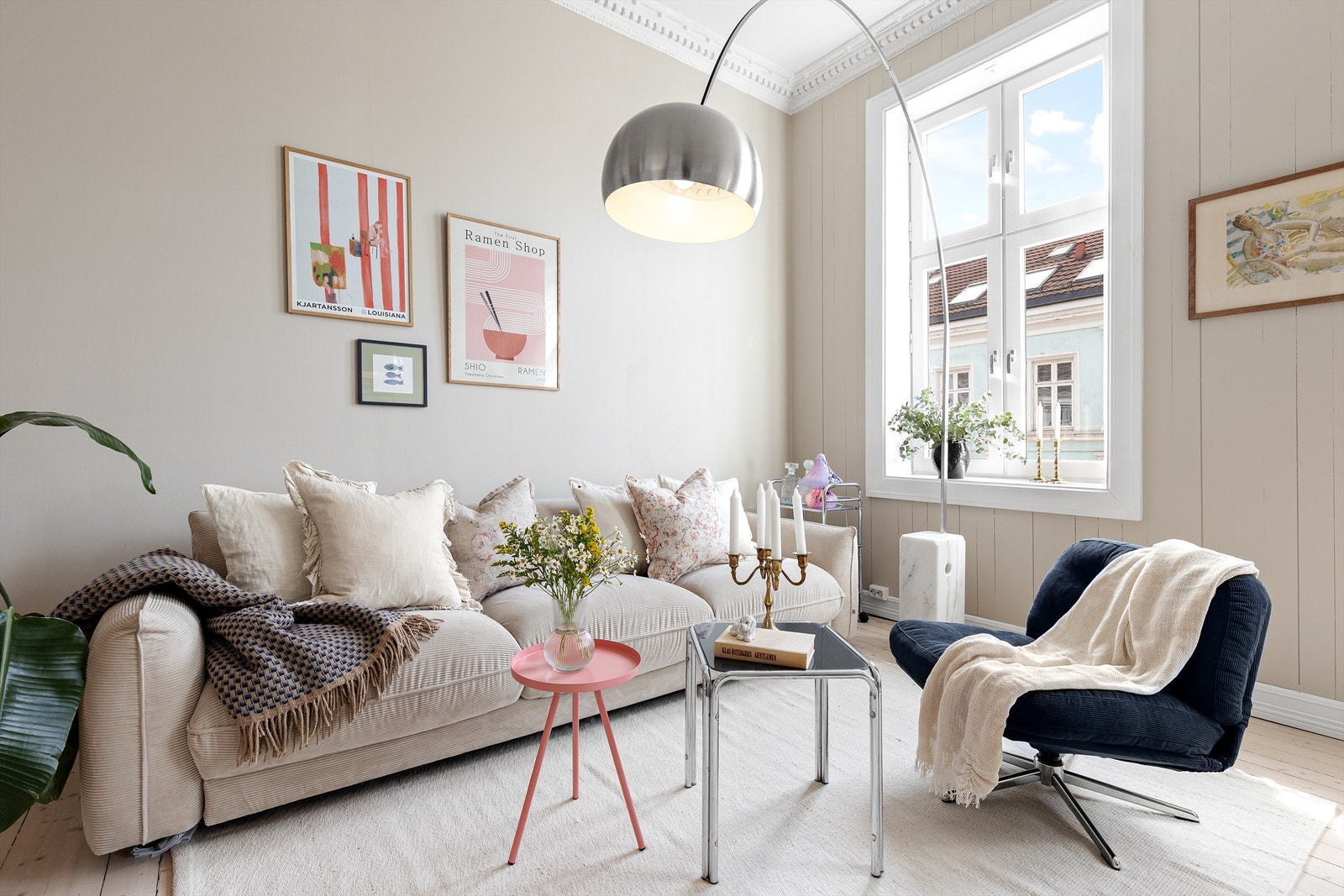 Vakre, klassiske detaljer som stukkatur og store vinduer med dype karmer. Galleribilde