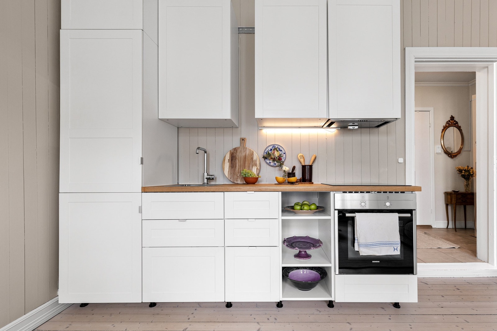 Kjøkkenet fra Ikea er både stilrent og praktisk, og ligger i åpen løsning mot stuen. Galleribilde