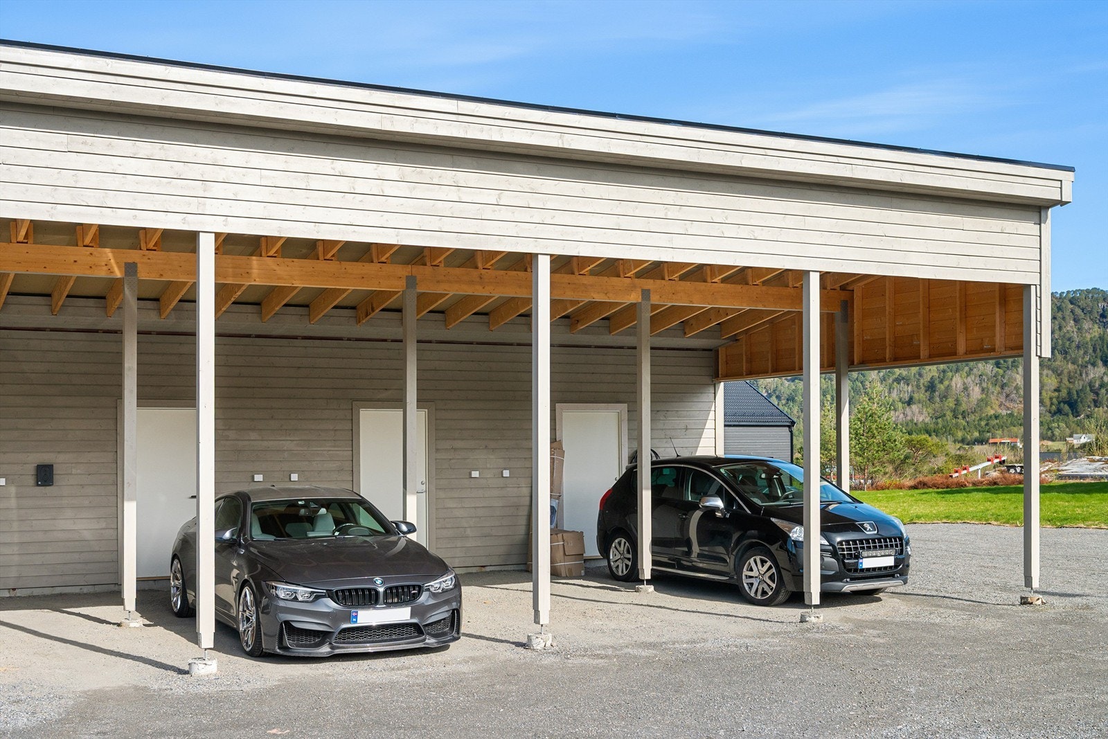 Leiligheten disponerer biloppstillingsplass i felles carportanlegg Galleribilde