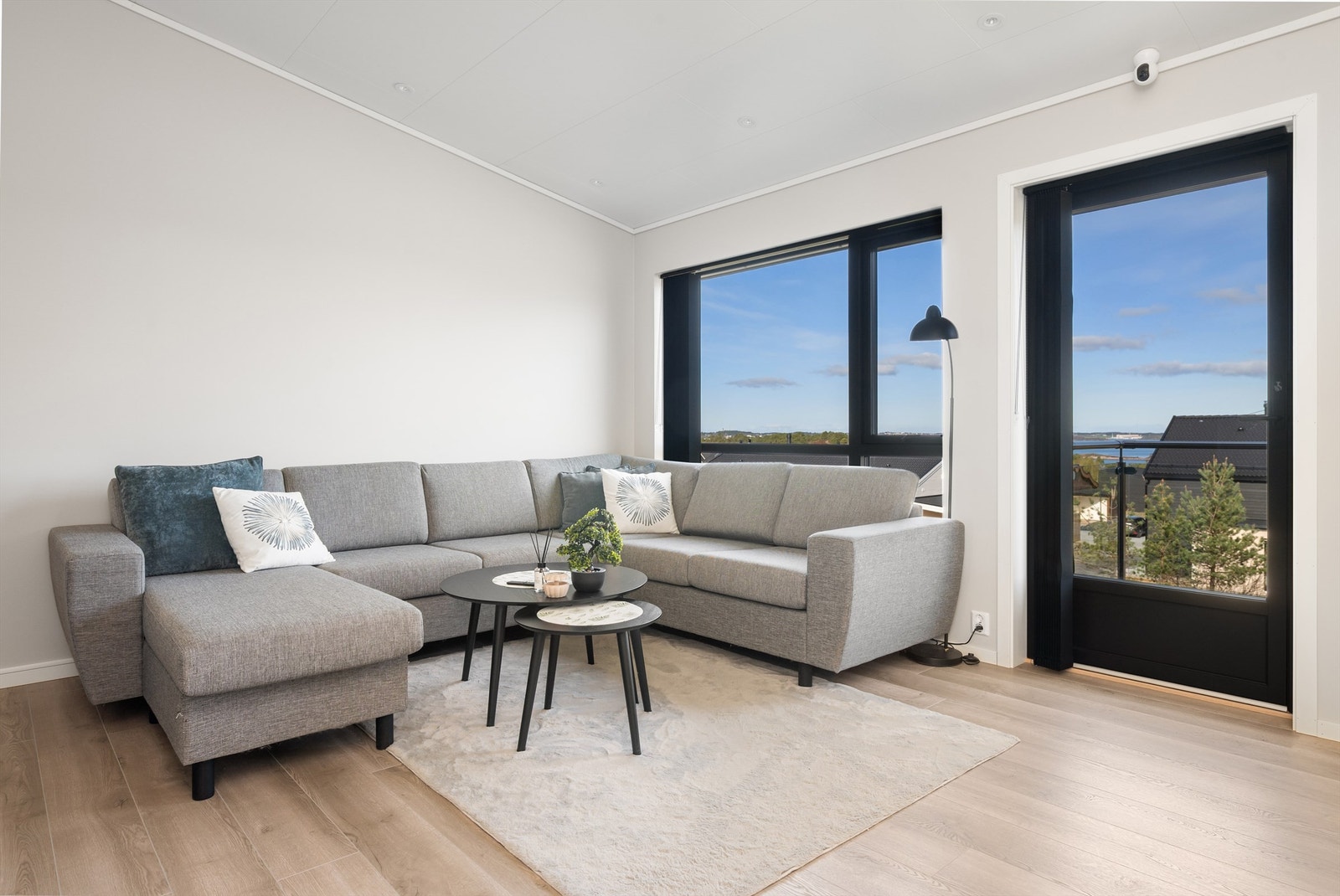 Fra stue er det utgang til veranda Galleribilde