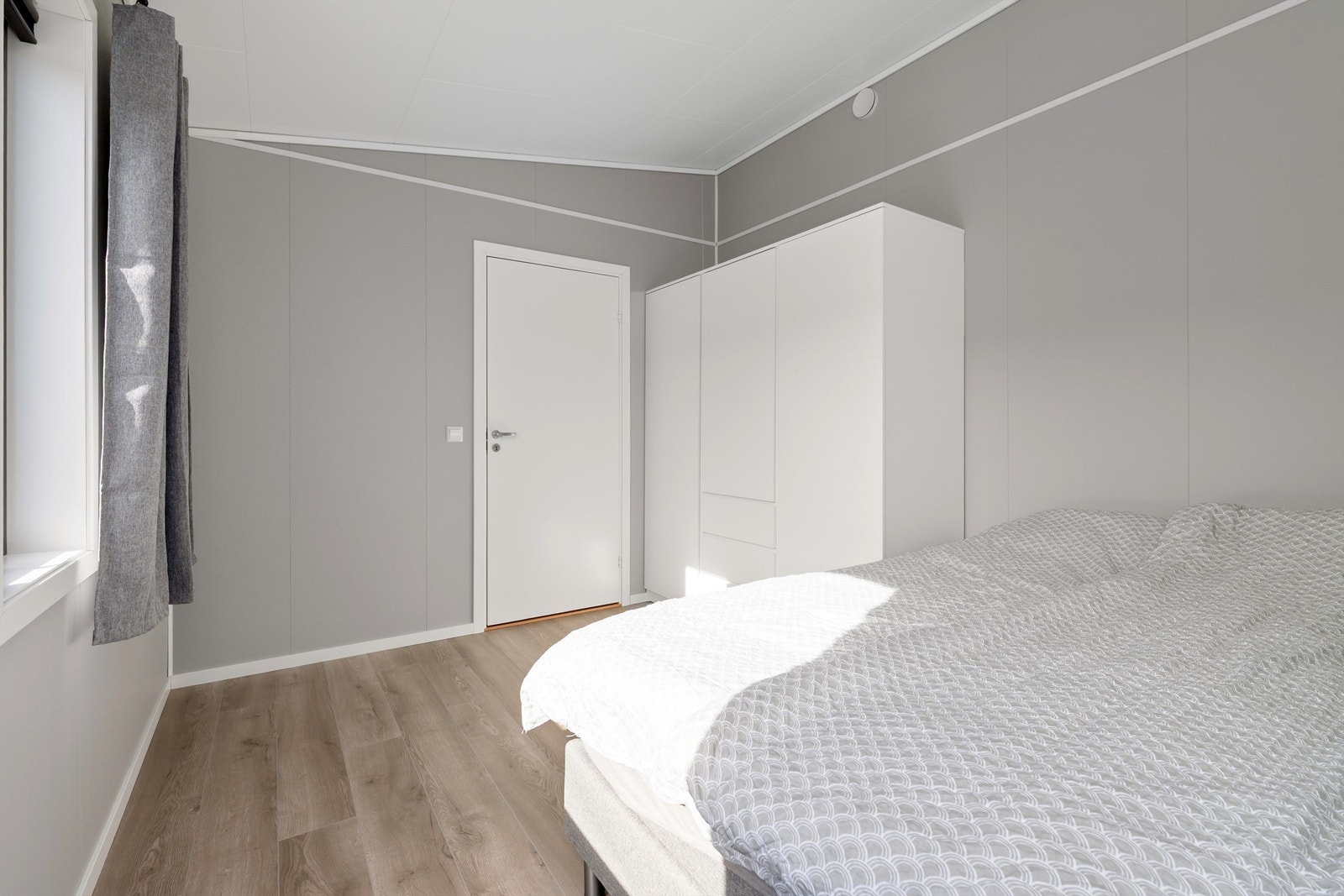 Hovedsoverom med garderobeskap Galleribilde
