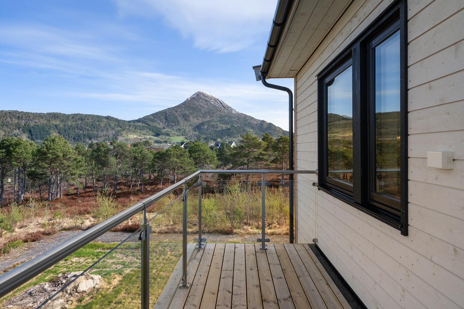 Utsikt mot Jendemsfjellet fra leilighetens veranda Galleribilde