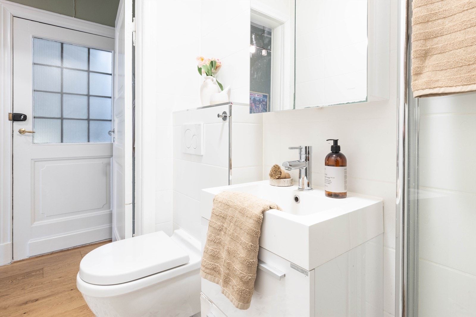Badet sett fra motsatt vinkel - effektiv og funksjonell romutnyttelse Galleribilde