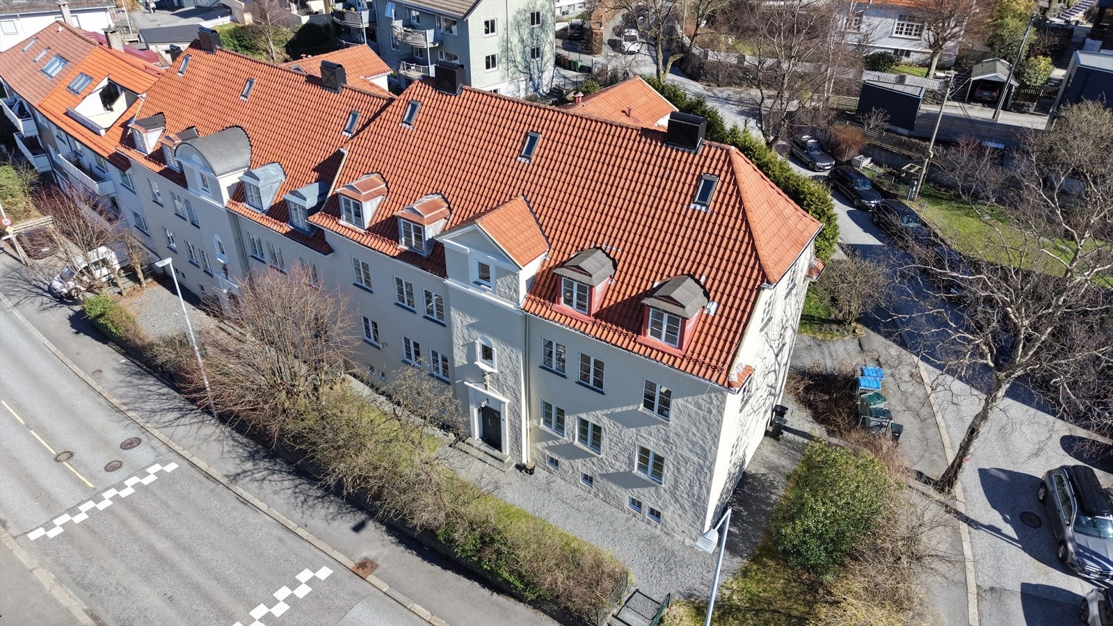 Dronefoto som viser byggets beliggenhet og nærområde Galleribilde