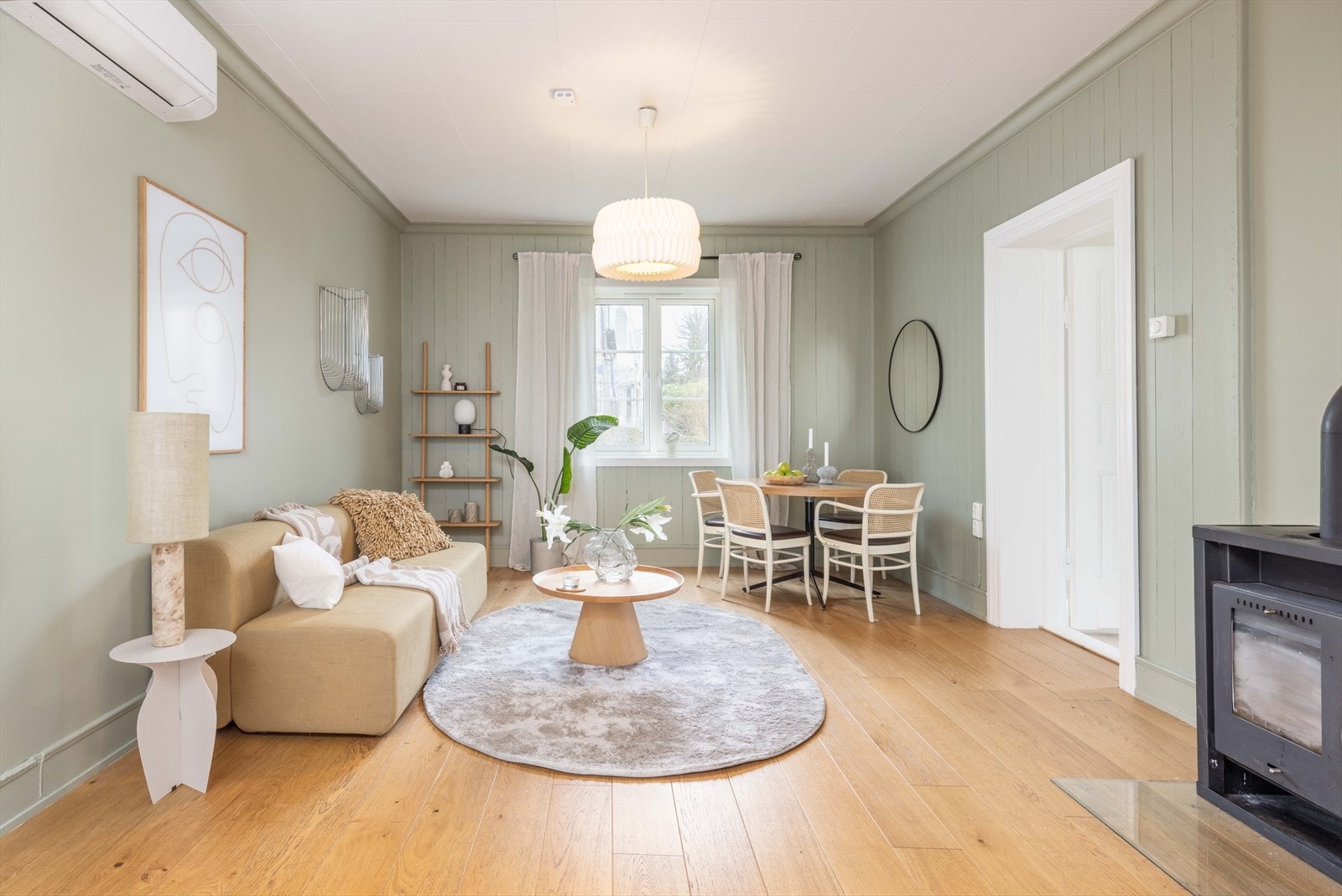 Stue med god plass til både sofagruppe og spisebord Galleribilde