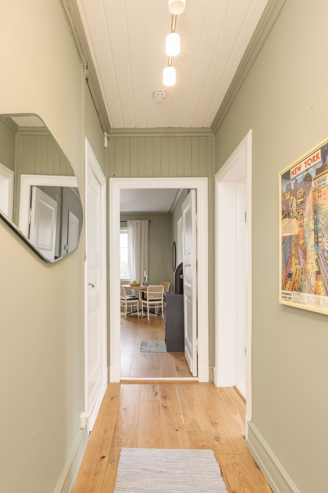 Romslig og lys gang som binder boligen naturlig sammen Galleribilde