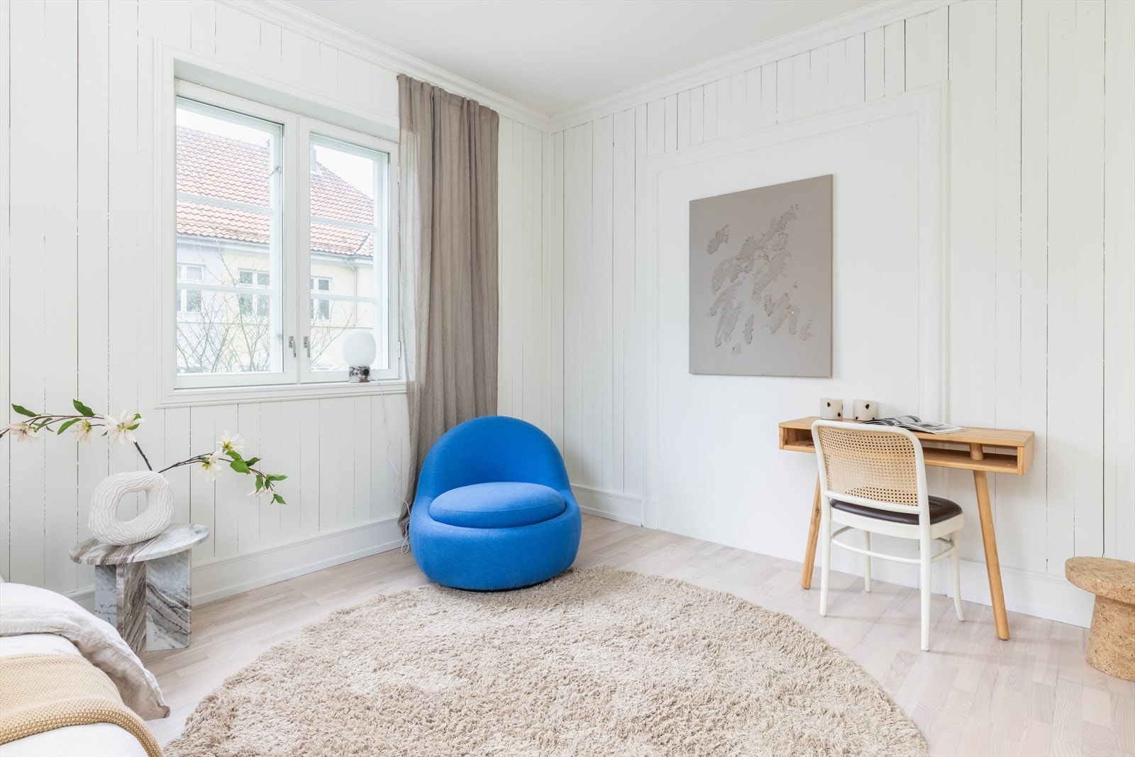 Begge soverommene er romslig og passer godt til å leie ut til en venn eller venninne om man ønsker det. Rommet egner seg også godt som hjemmekontor eller gjesterom Galleribilde