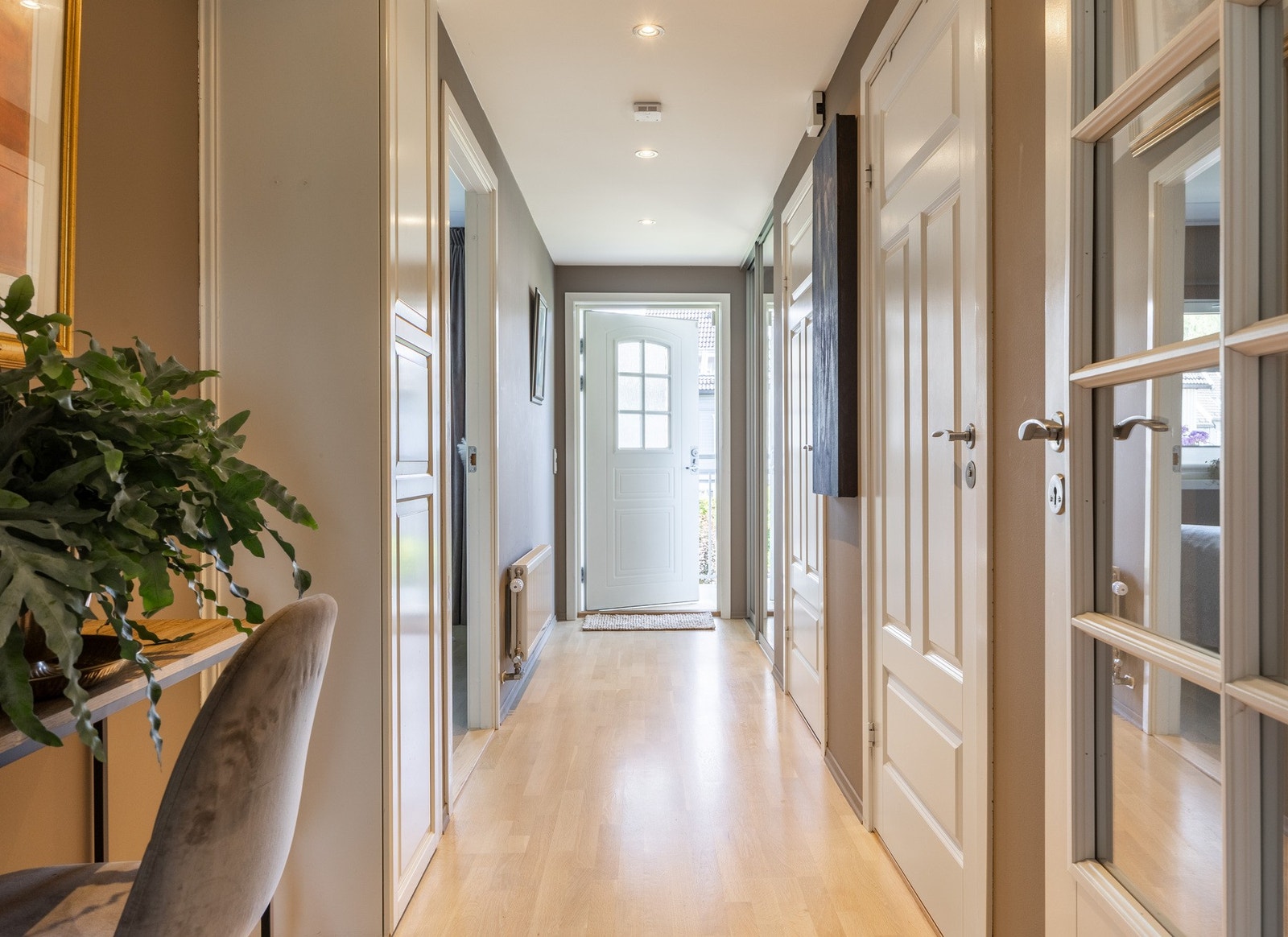 Leiligheten har godt med oppbevaringsplass. I gang/entré er det en stor skyvedørsgarderobe. Galleribilde