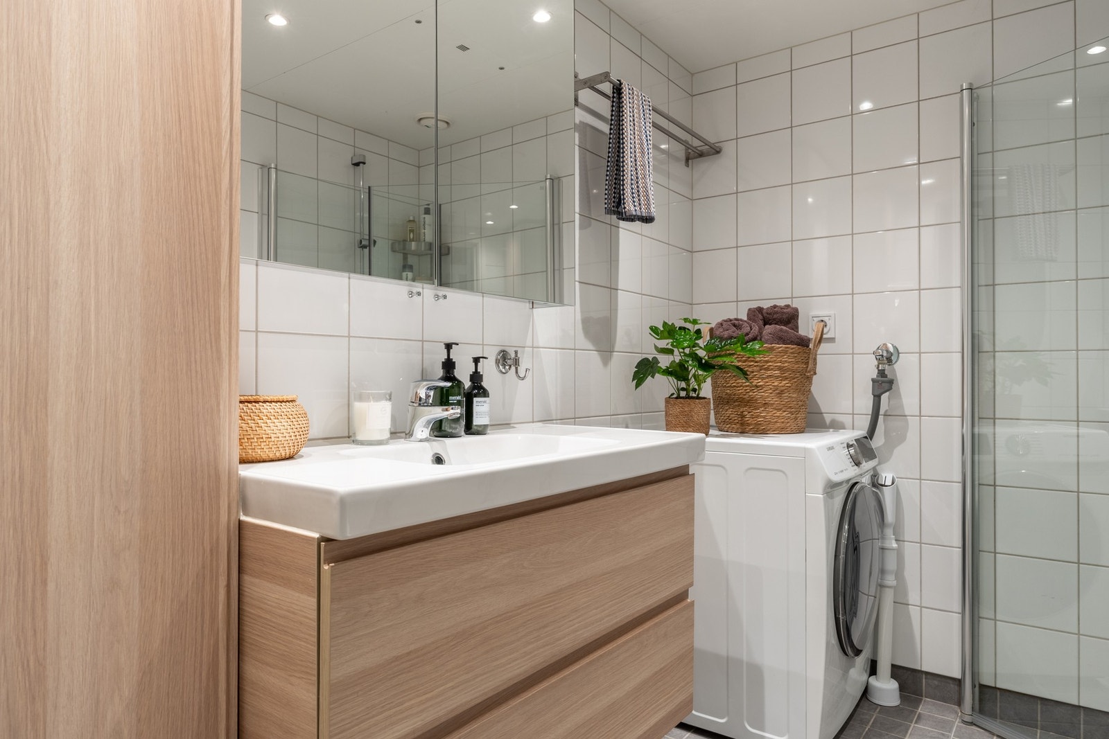 Badet har tidsmessig innredning bestående av vegghengt servantinnredning med underskap, plassbygd benk/skapløsning, veggmontert toalett, samt dusjhjørne med innfellbare dusjvegger. Galleribilde