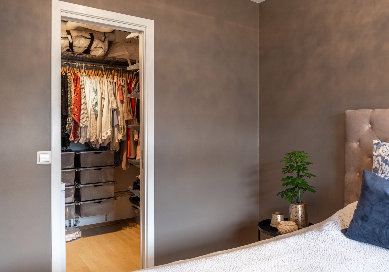 Videre adkomst fra hovedsoverom til tilknyttet walk-in garderobe. Galleribilde