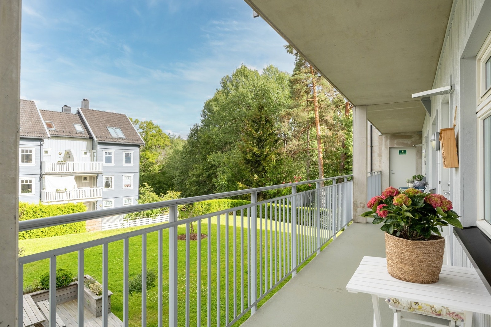 Trivelig utsyn mot fellesområde. Galleribilde